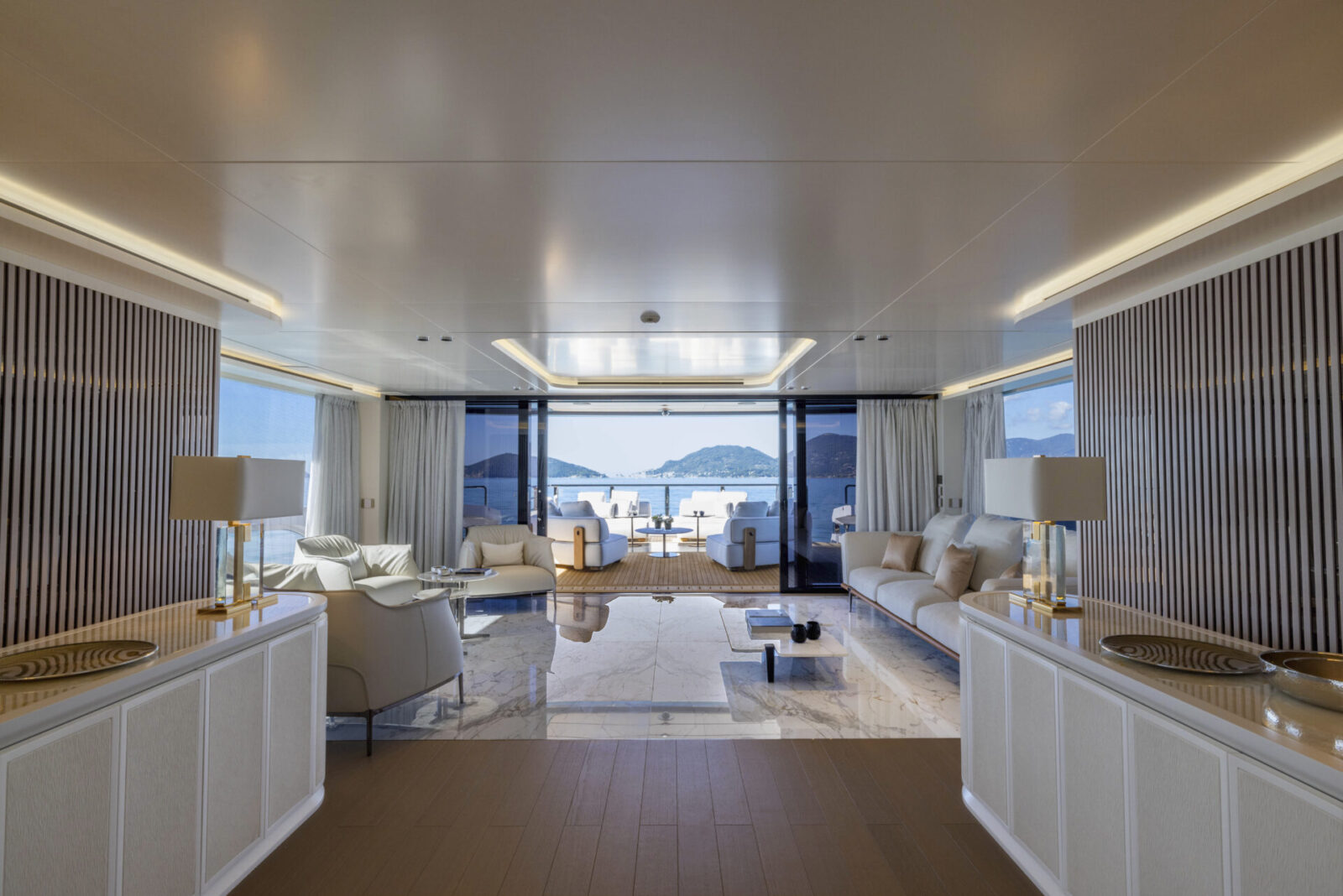 Interni lussuosi del salone di Mangusta Yachts.