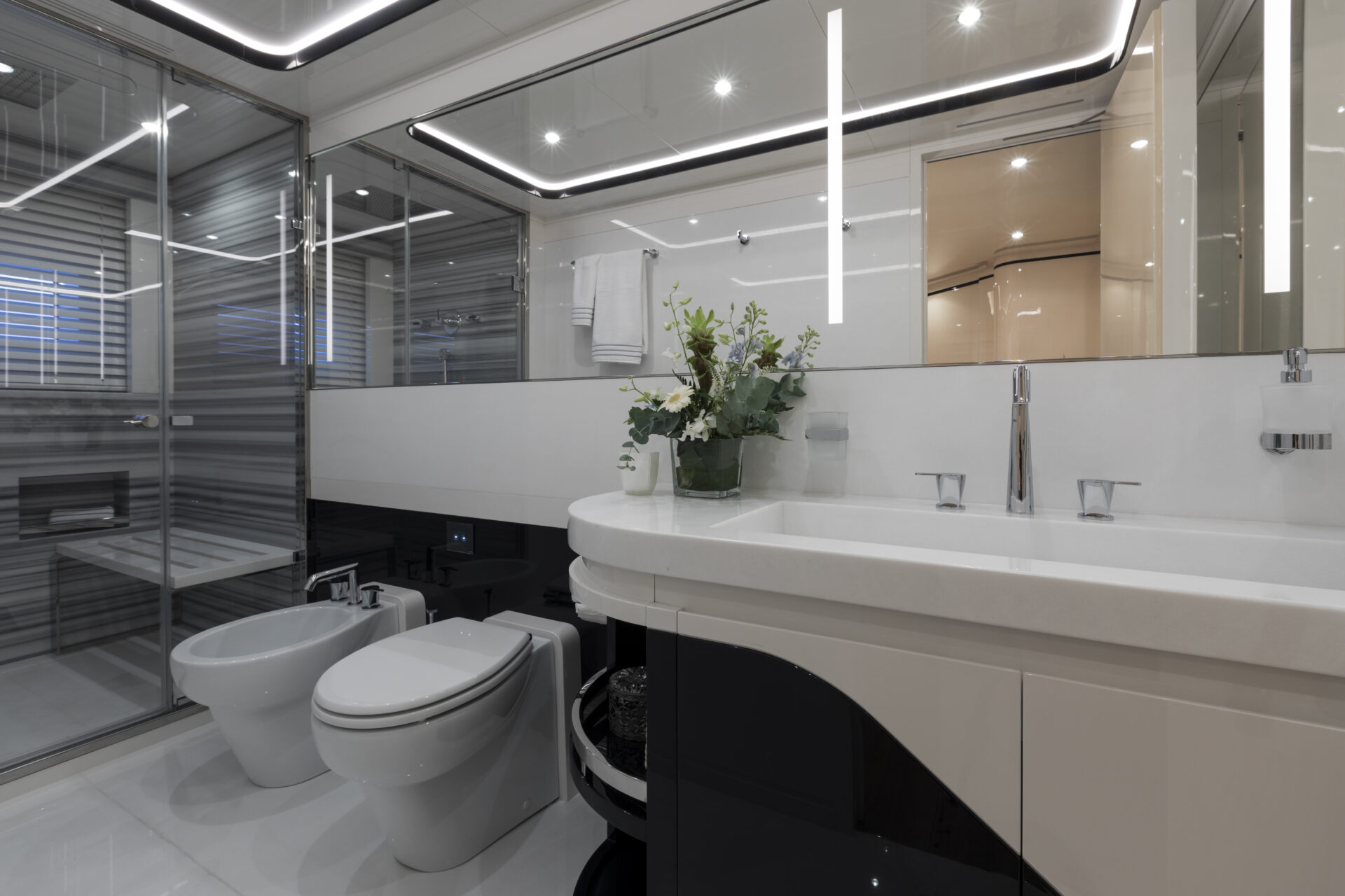 Bagno di lusso su yacht Mangusta con doccia e bidet.