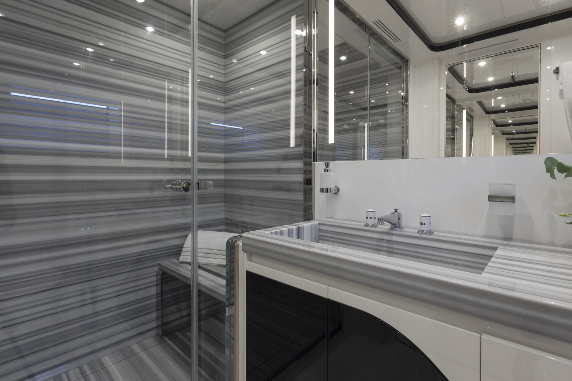 Bagno di lusso Mangusta Yachts con dettagli in marmo.