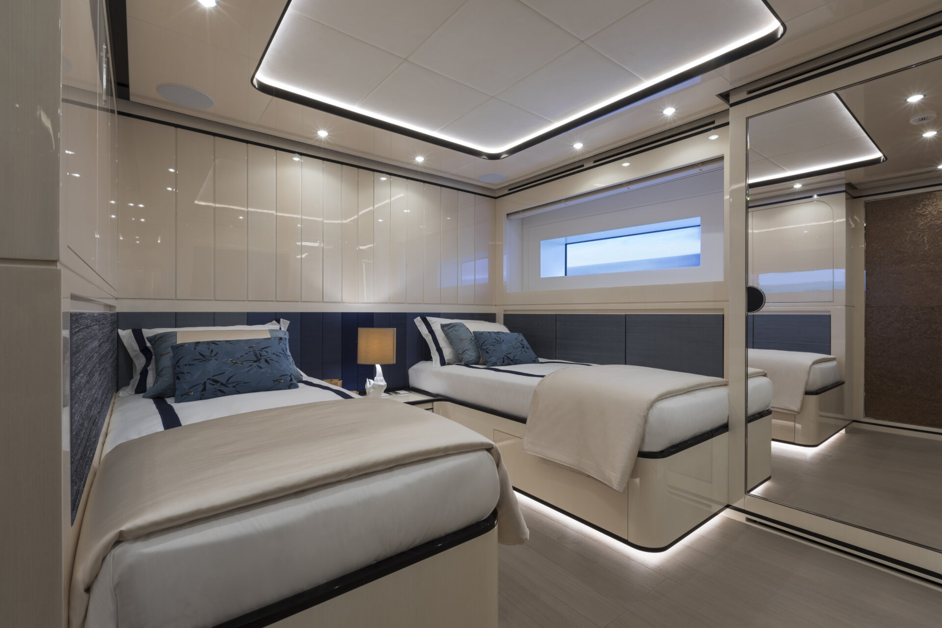 Cabina elegante di Mangusta Yacht con letti gemelli.