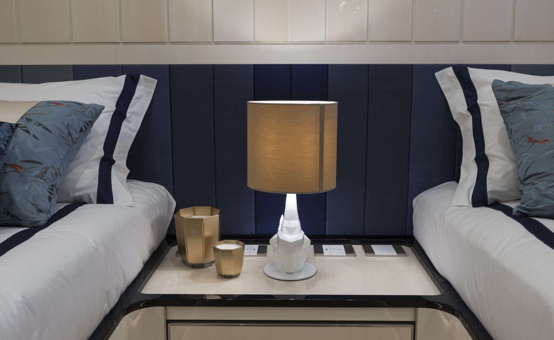 Camera lussuosa Mangusta Yachts con lampada moderna.