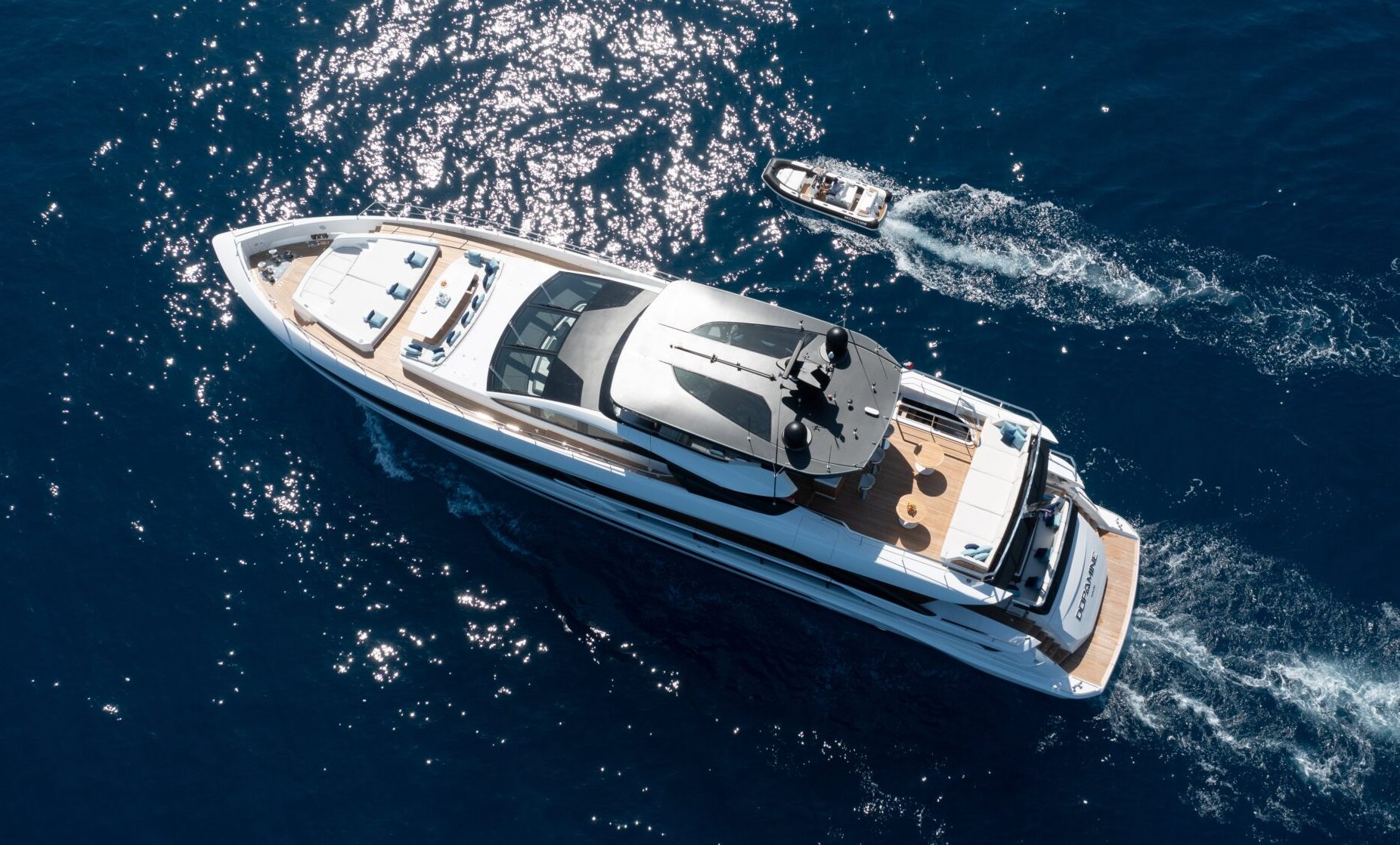 Yacht Mangusta e tender su mare blu scintillante