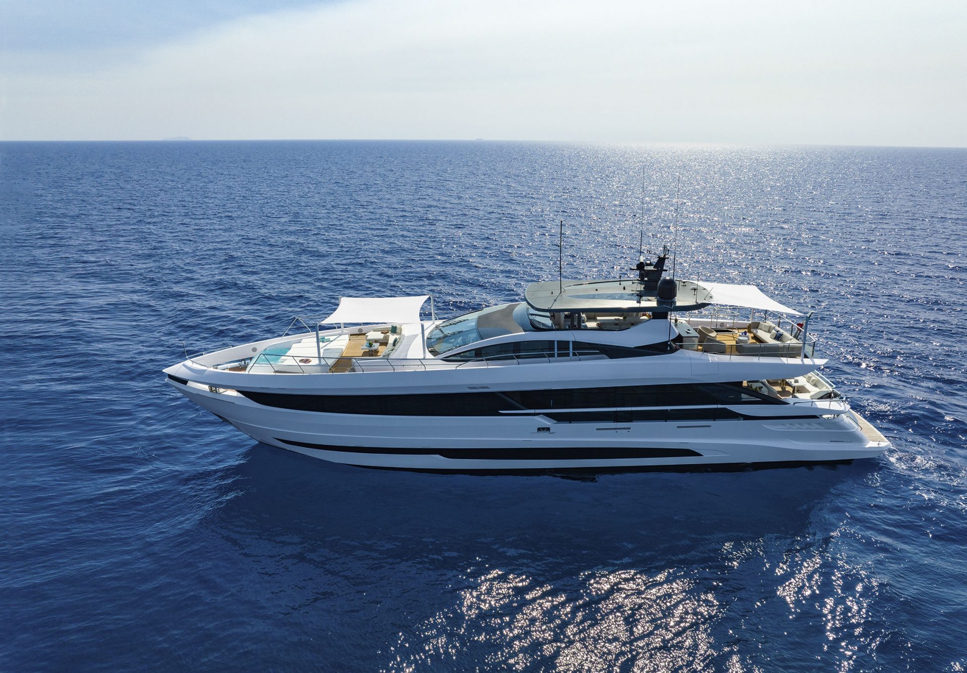 Yacht di lusso Mangusta sul mare aperto.