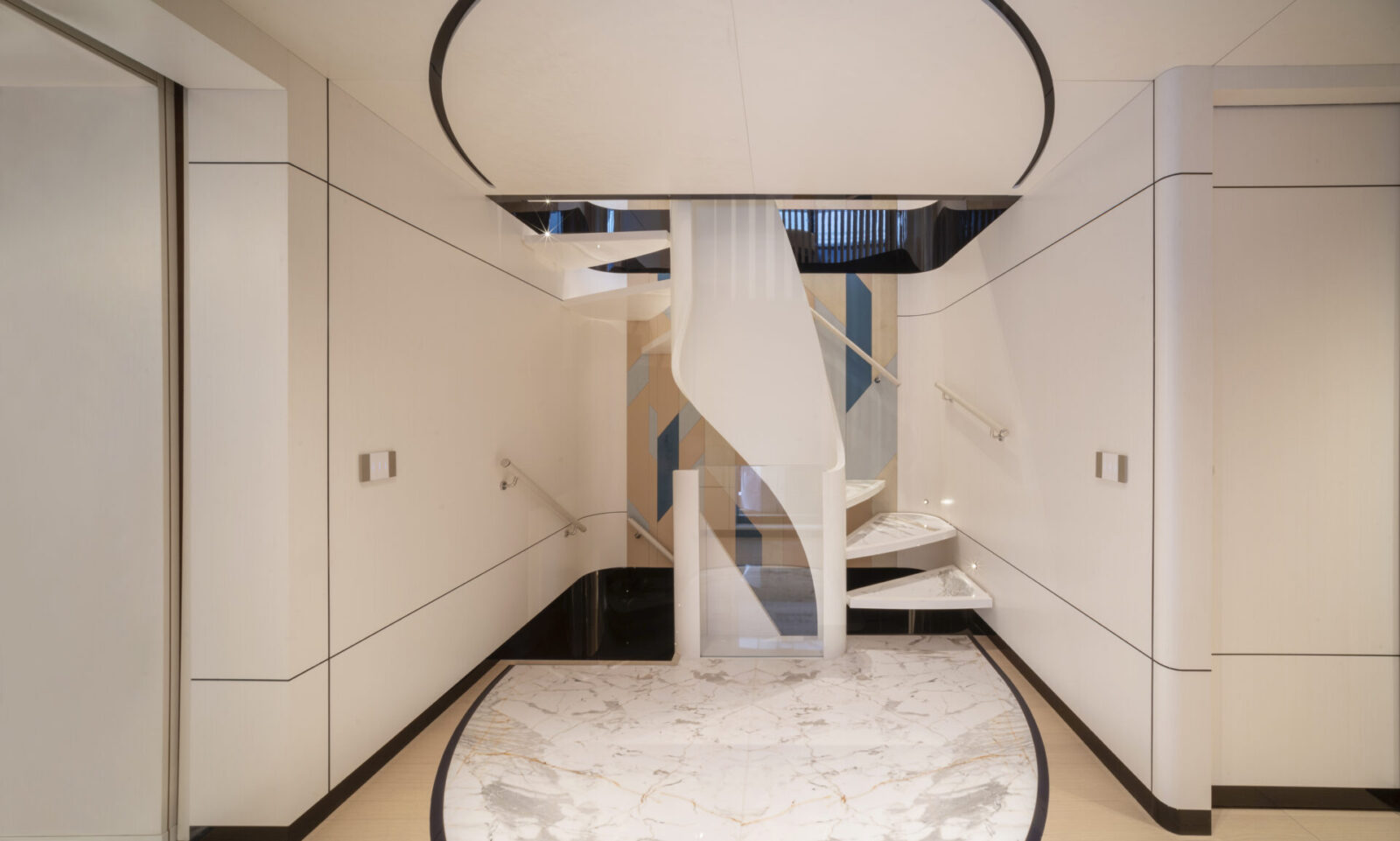 Scala a chiocciola moderna in interno Mangusta Yacht.