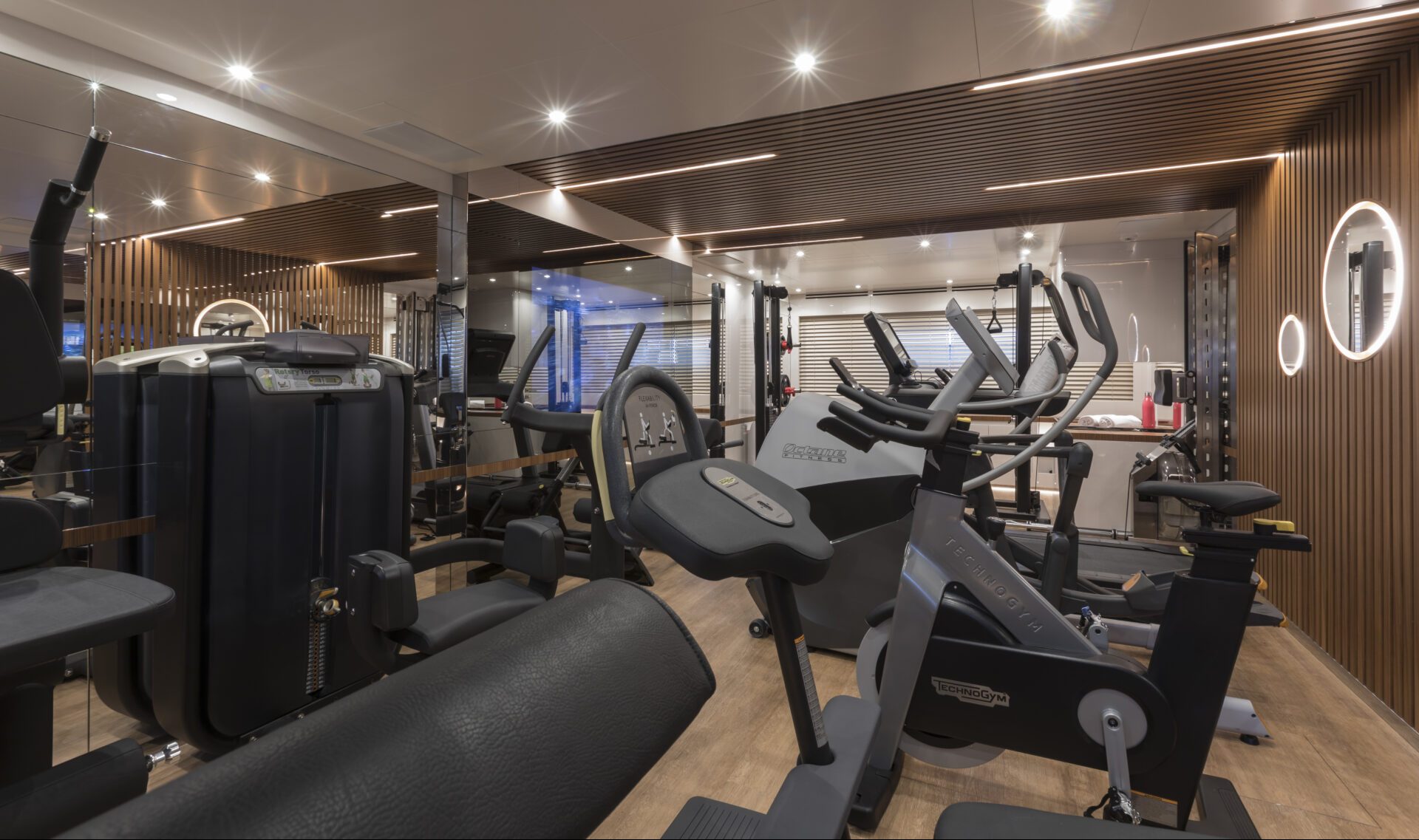 Palestra di lusso a bordo di uno yacht Mangusta