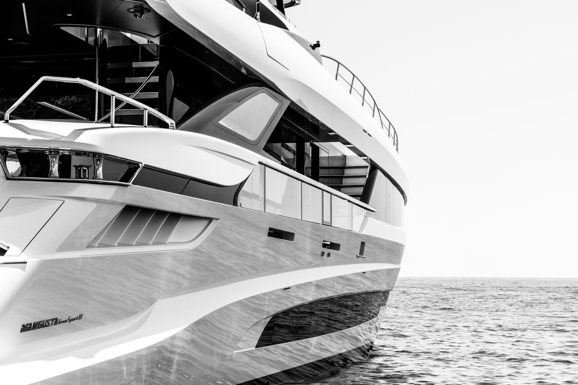 Yacht Mangusta in bianco e nero sul mare.