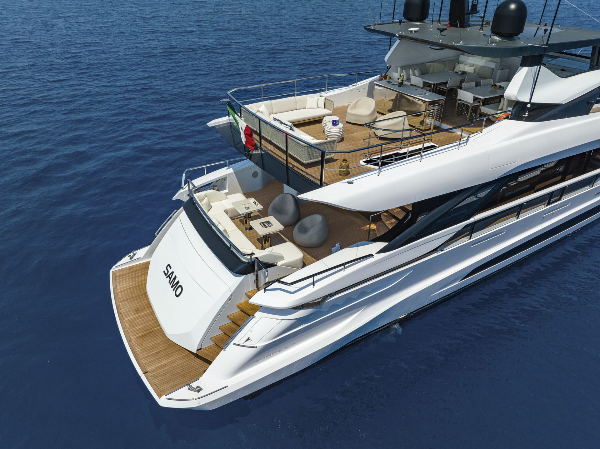 Yacht Mangusta su mare blu con ponte elegante