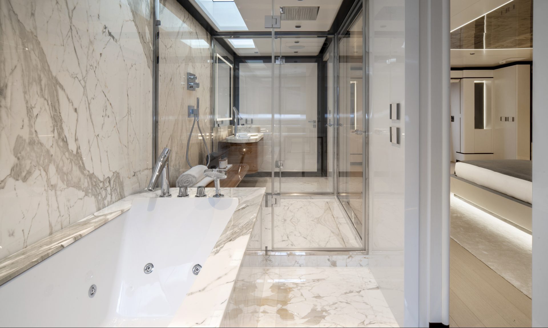 Bagno di lusso con marmo su Mangusta Yachts.