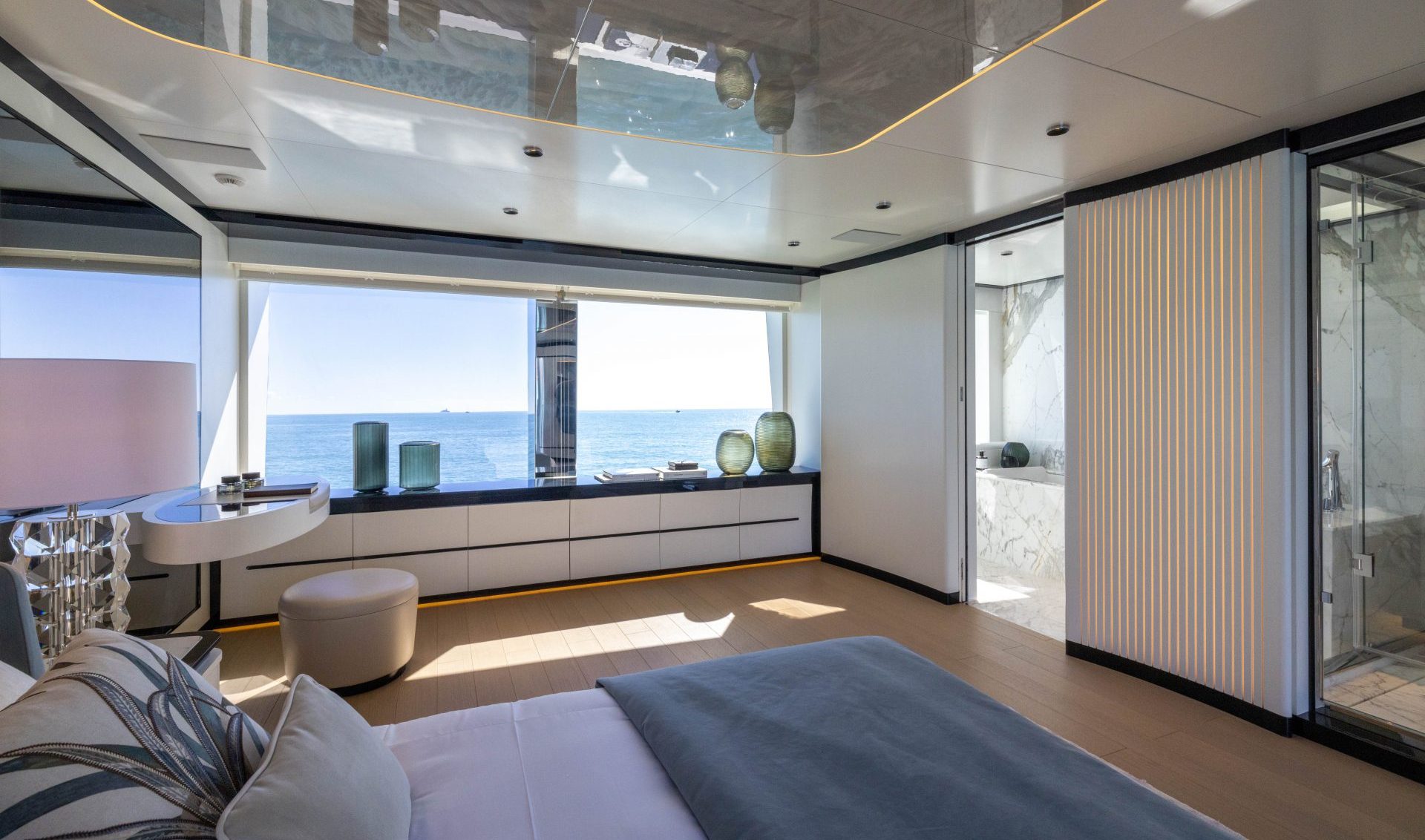 Elegante cabina Mangusta Yachts vista mare