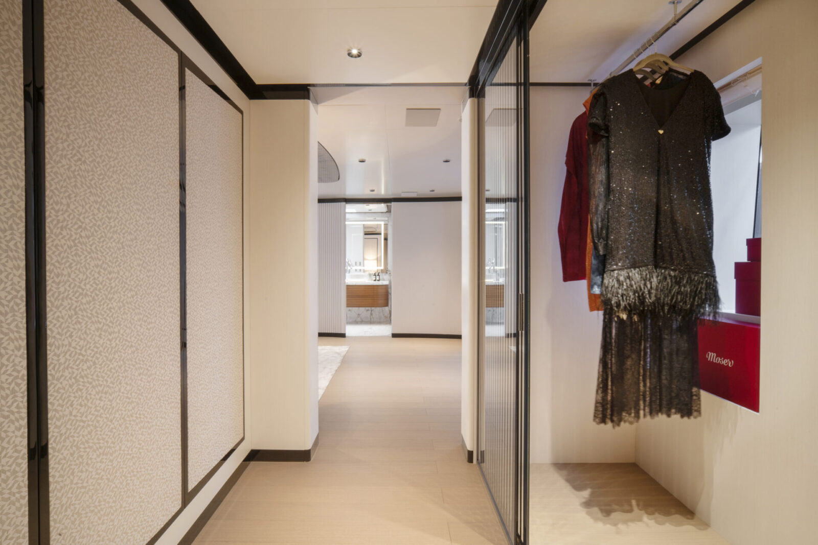 Corridoio cabine Mangusta Yachts con abiti appesi