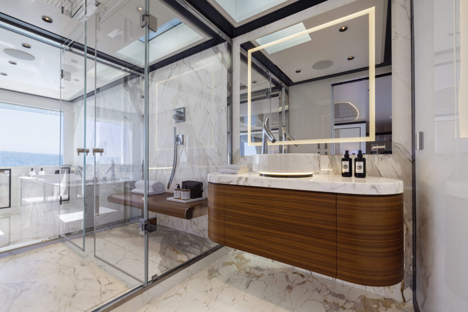 Bagno di lusso con finiture in marmo su Mangusta Yachts.