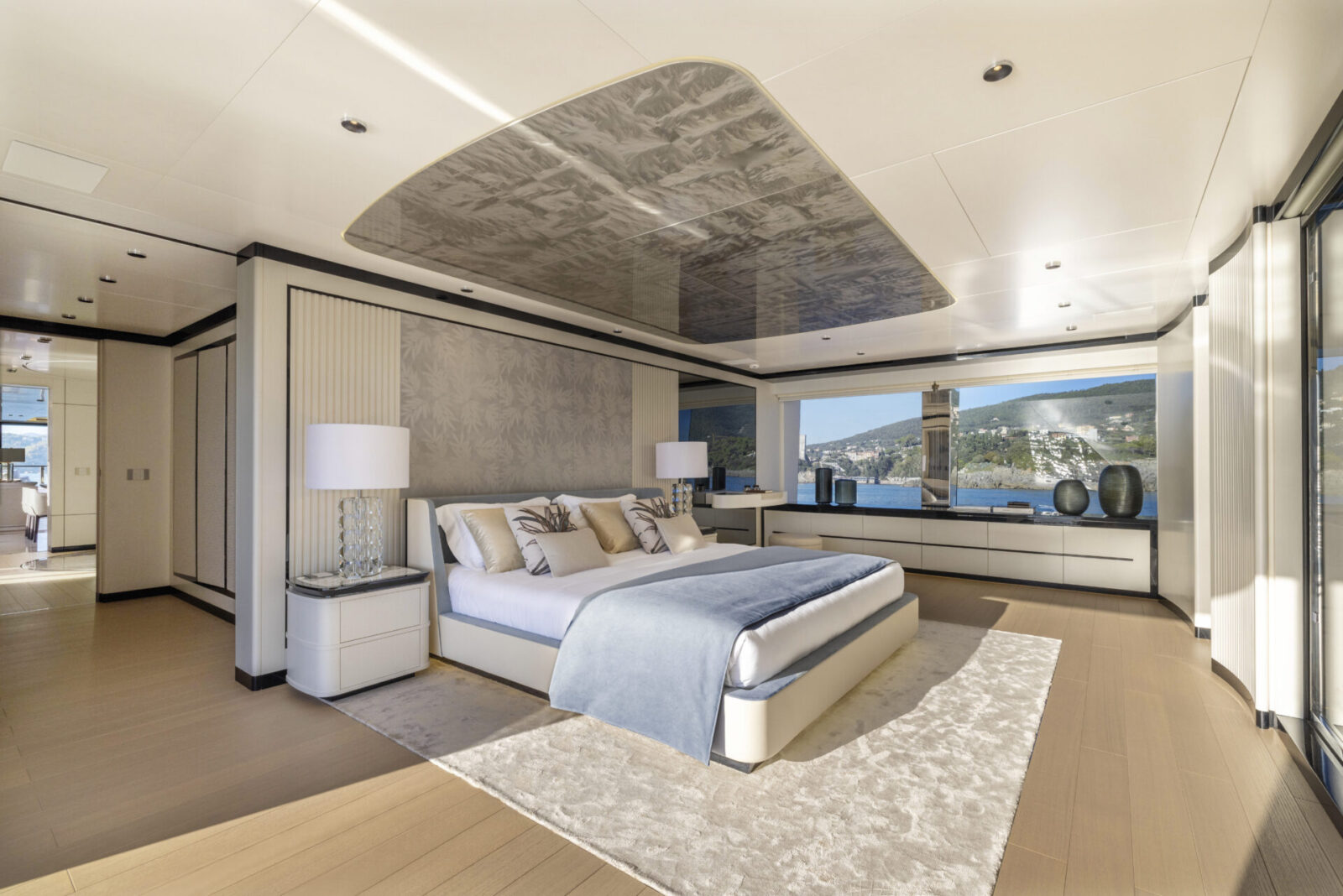 Lussuosa cabina con letto matrimoniale su yacht.