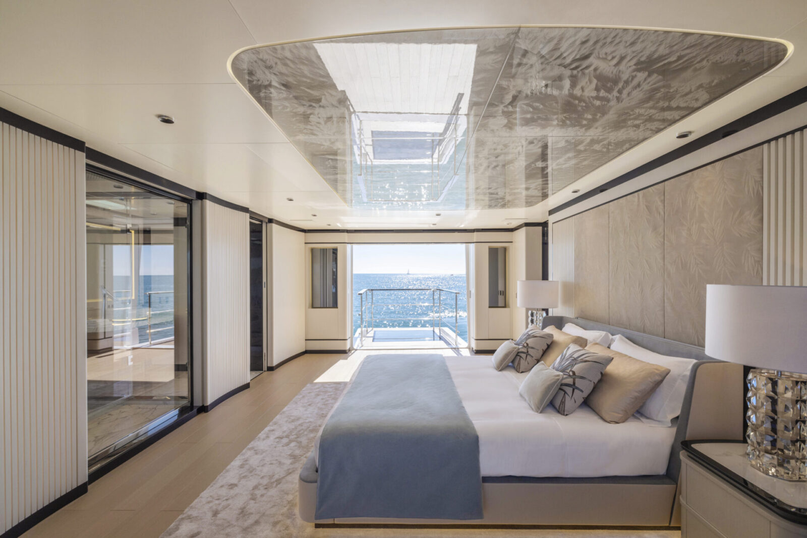 Cabina di lusso Mangusta Yachts con vista mare