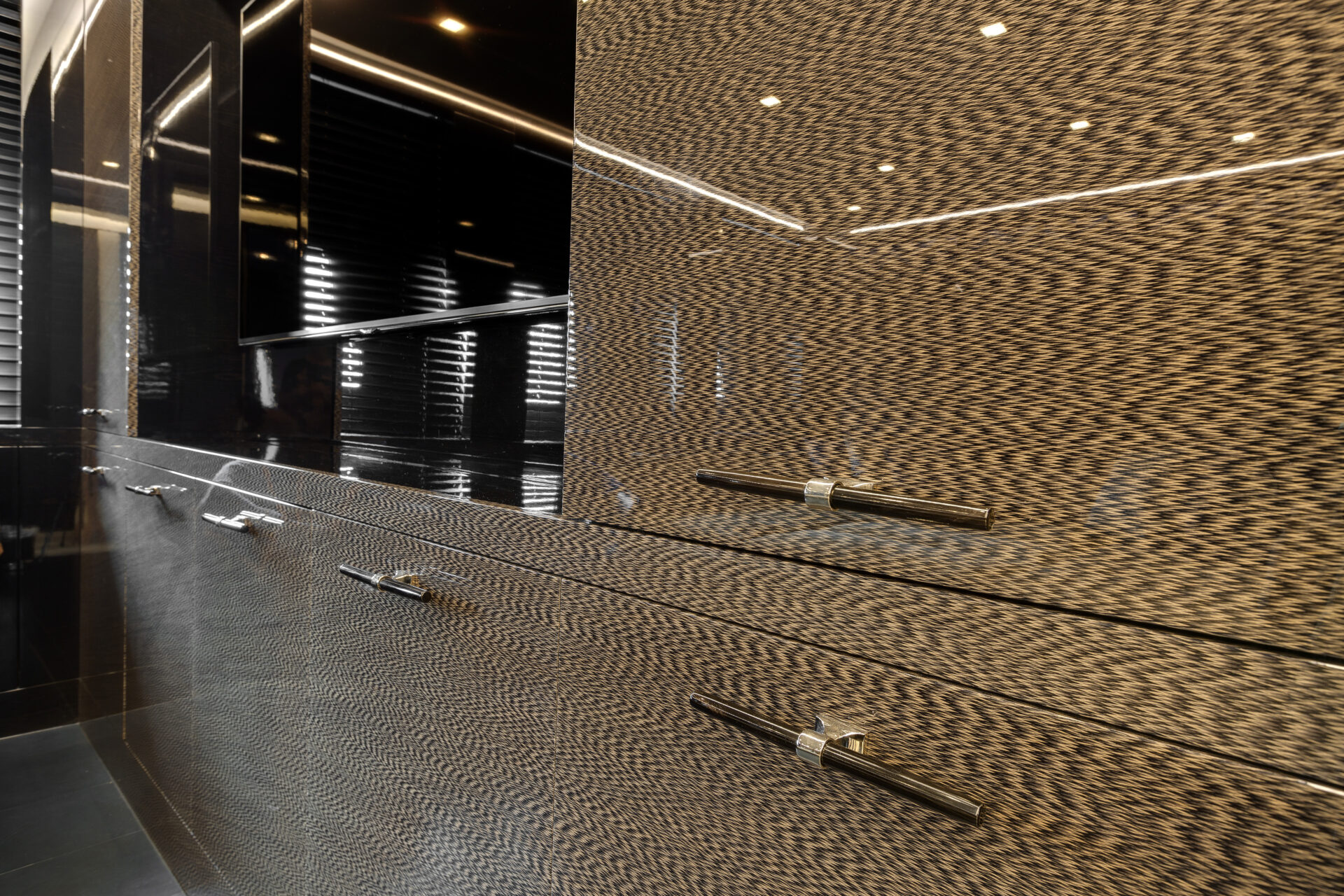 Dettaglio interno lussuoso Mangusta Yachts con riflessi.