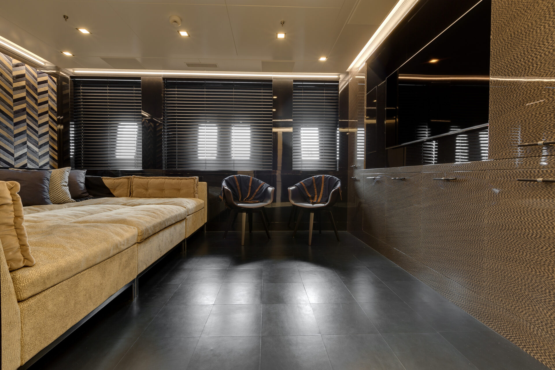 Salotto lussuoso in un Mangusta Yacht moderno.