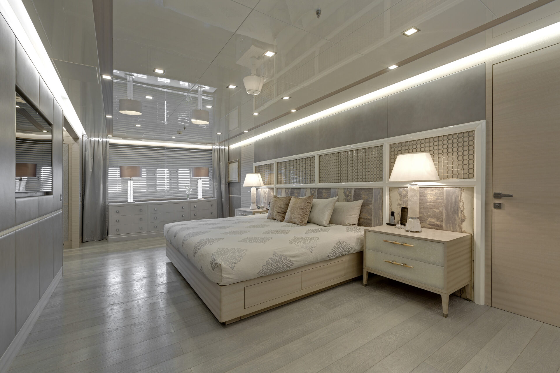 Cabina lussuosa Mangusta Yachts con letto matrimoniale.