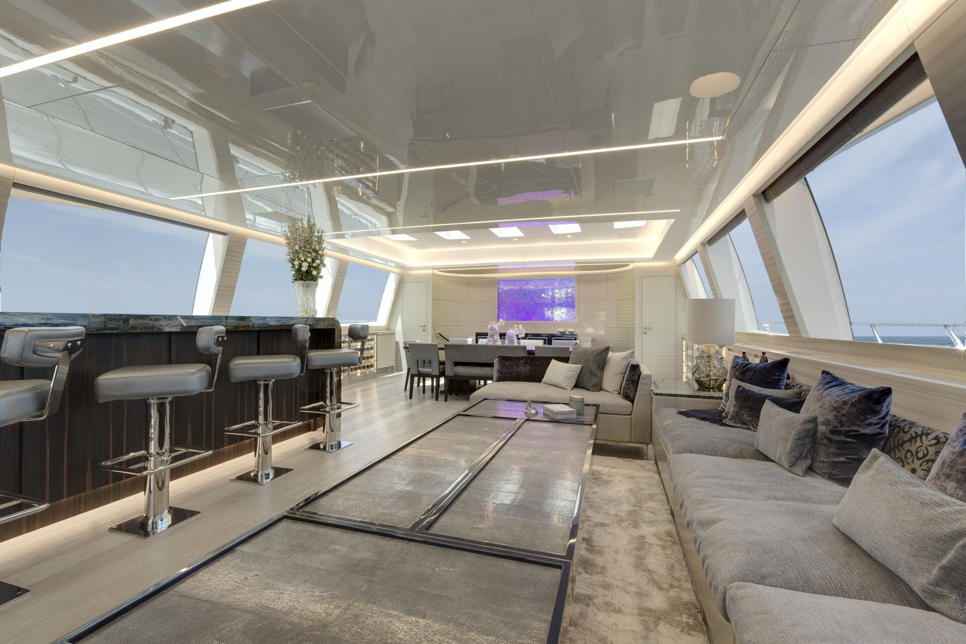 Interni lussuosi salone Mangusta Yachts.