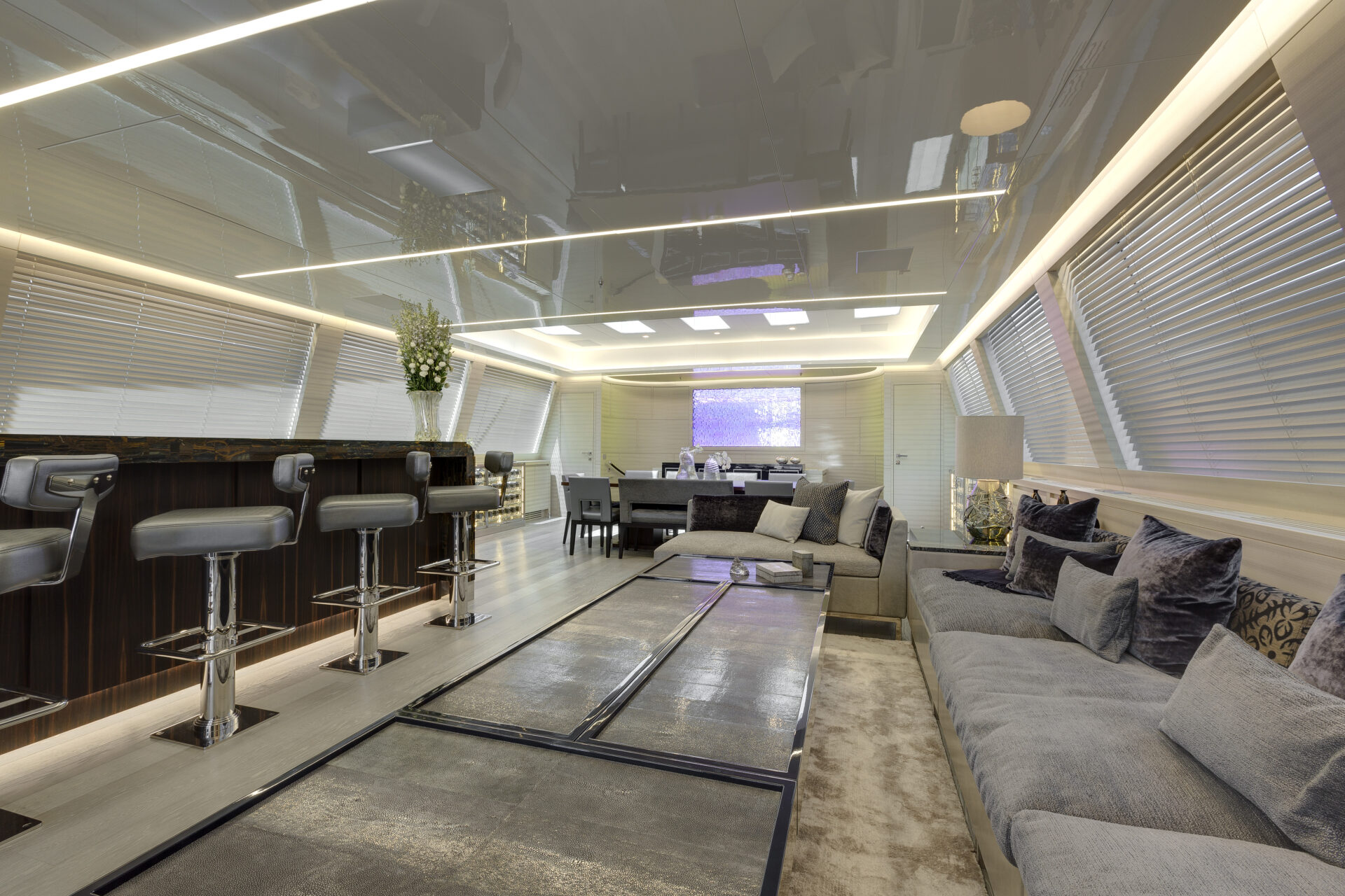 Lussuoso salone sullo yacht Mangusta con bar e divani.