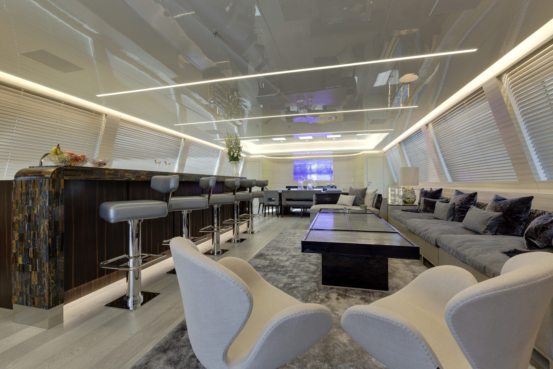 Salone di lusso Mangusta Yachts con bar e divani.
