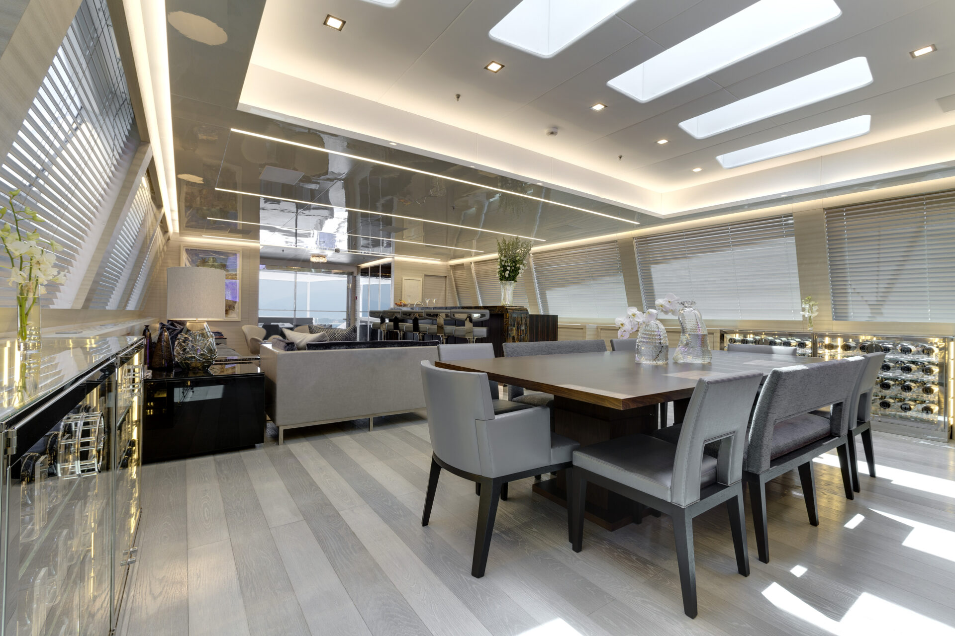 Salone lussuoso interno di uno yacht Mangusta.