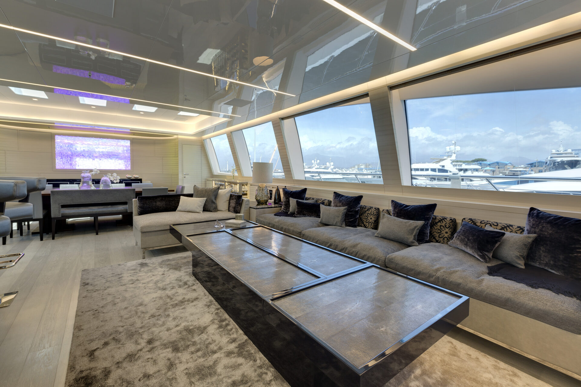 Salone elegante a bordo di un Mangusta Yacht.