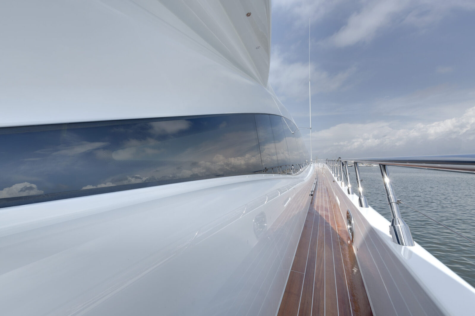 Vista laterale elegante di uno yacht Mangusta.