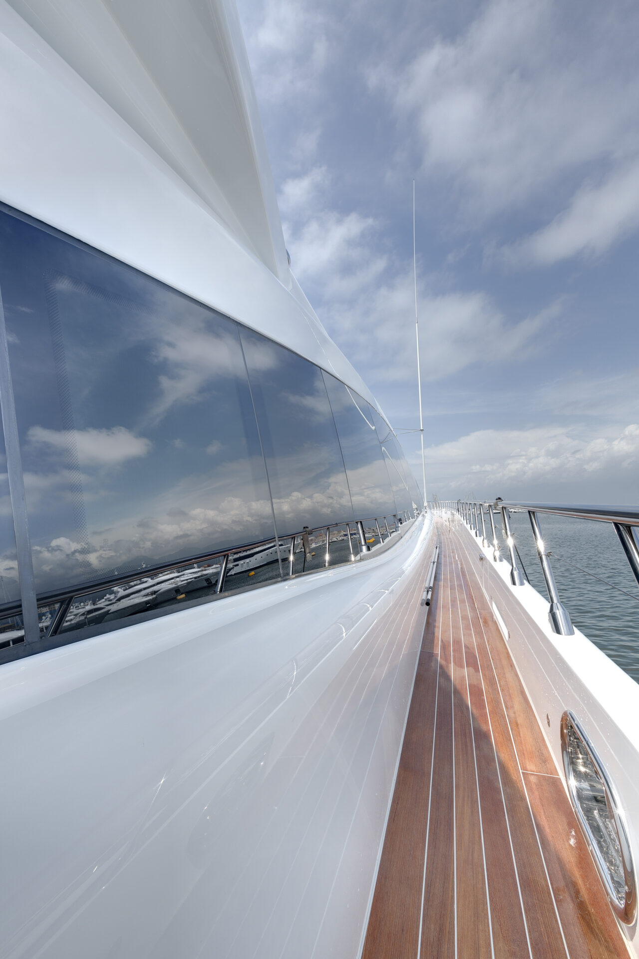 Prua elegante Mangusta Yachts su mare sereno.