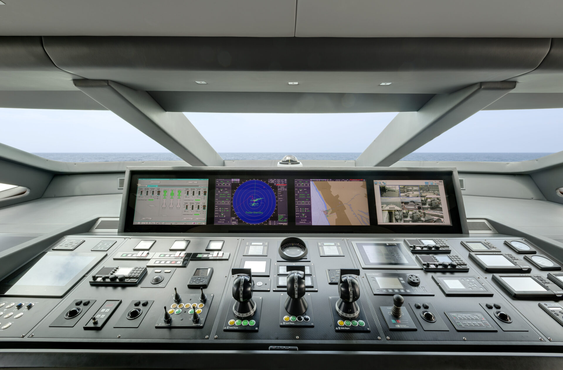 Plancia di comando Mangusta Yachts con vista mare