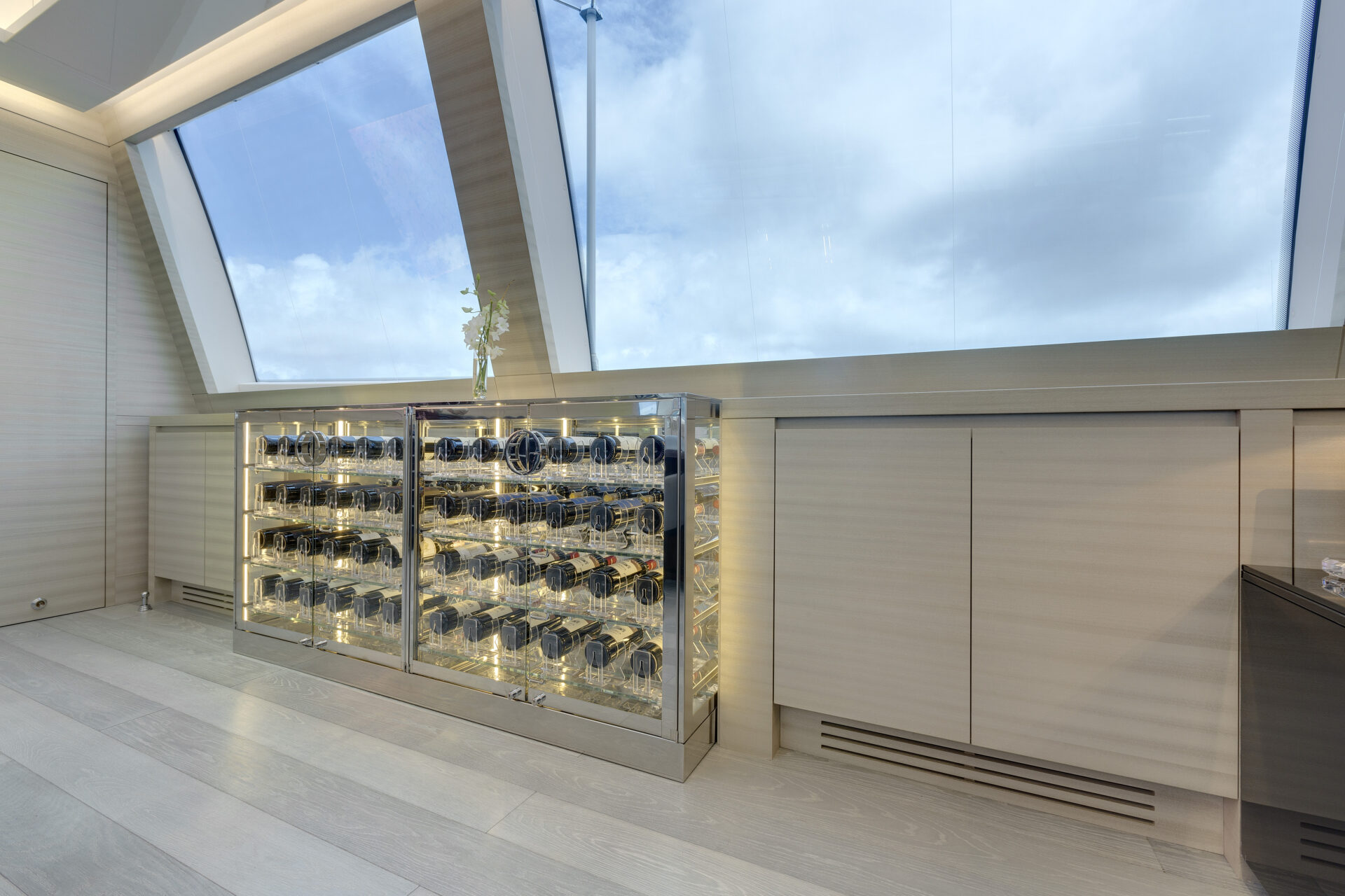 Cantina vini elegante a bordo di Mangusta Yachts.