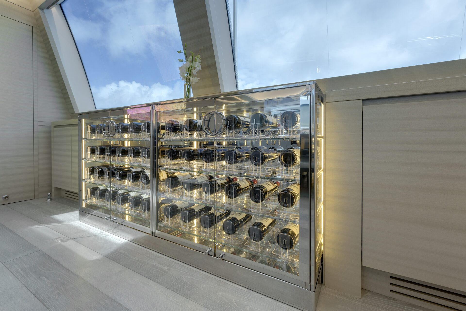 Cantina vini illuminata a bordo di Mangusta Yacht.