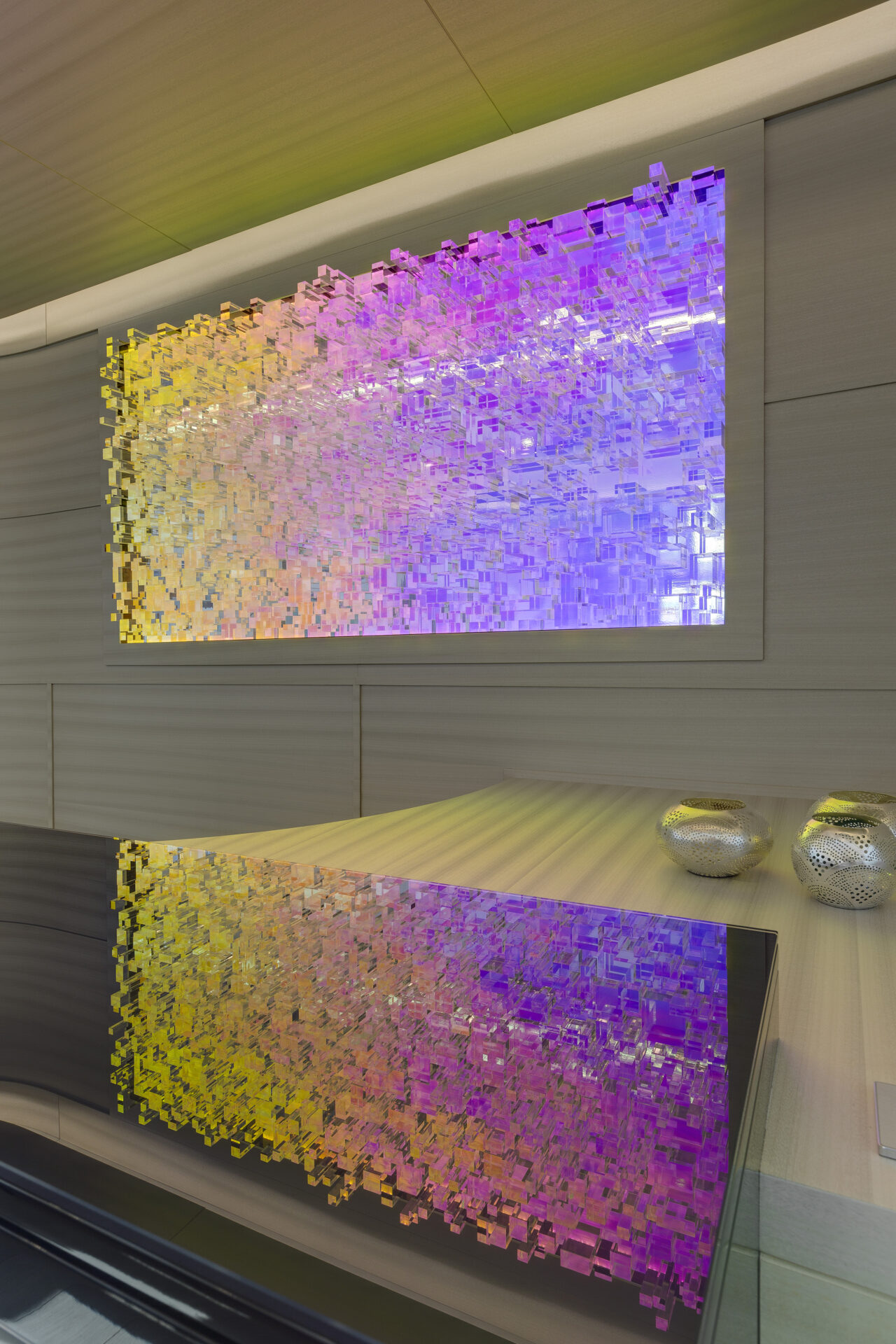 Arte astratta colorata su parete moderna di yacht.