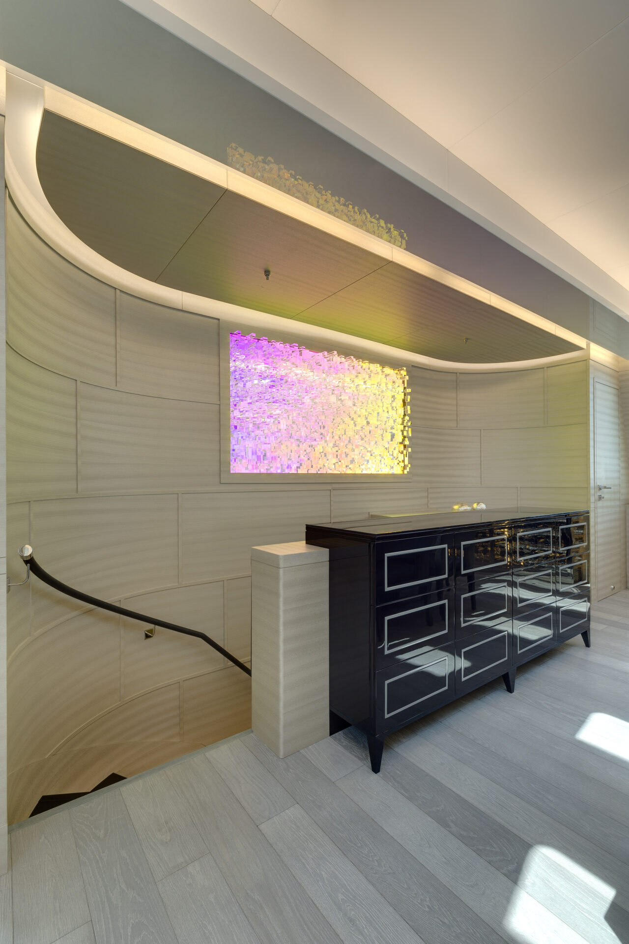 Interni yacht Mangusta con pannello decorativo luminoso.