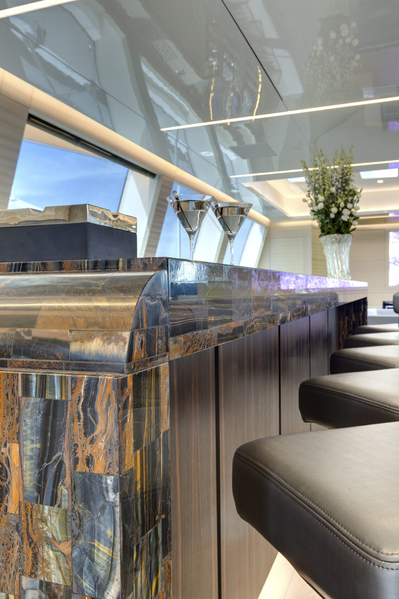 Interni eleganti del bar di lusso Mangusta Yachts.