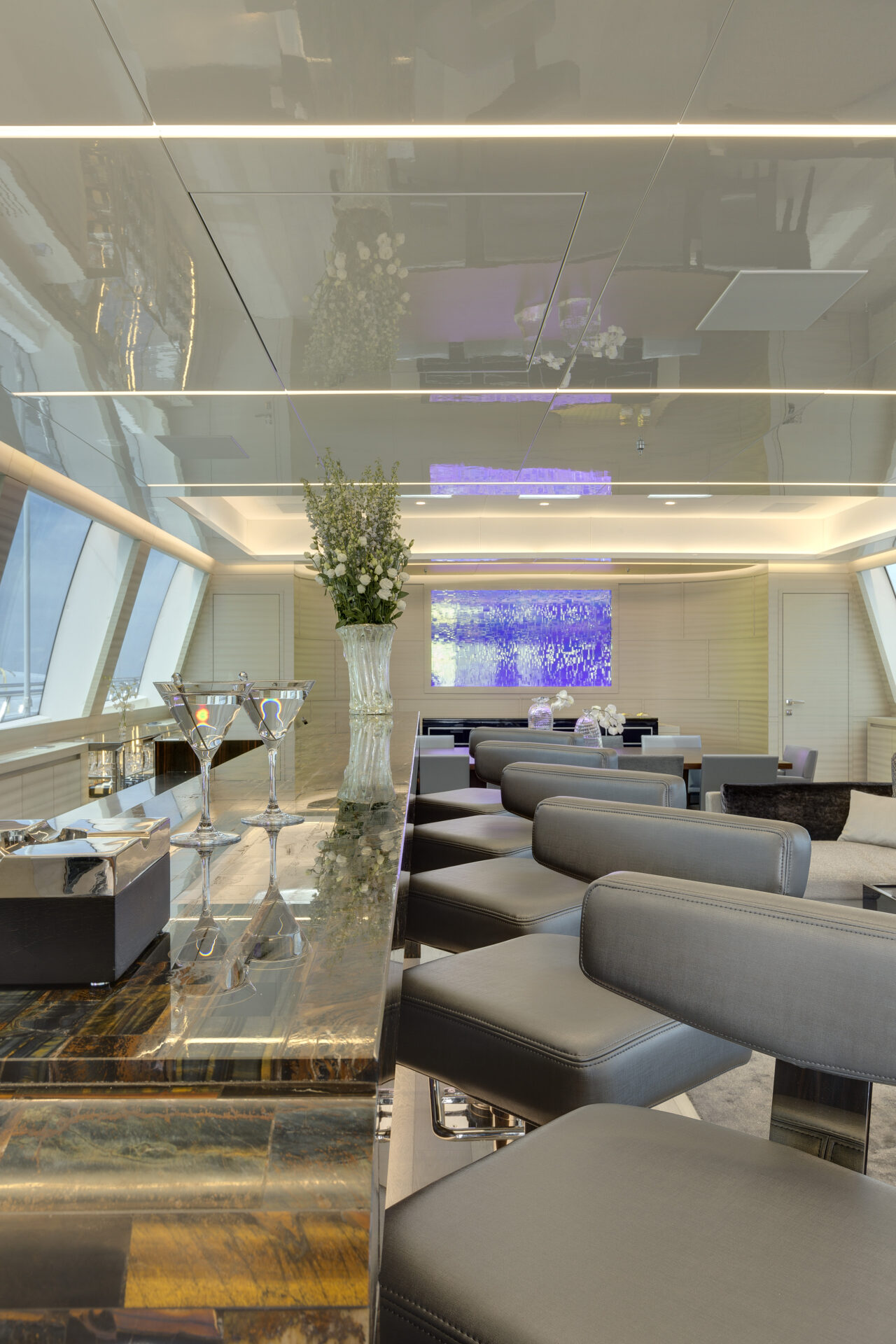 Interni di lusso del salone principale con bar e sedie.