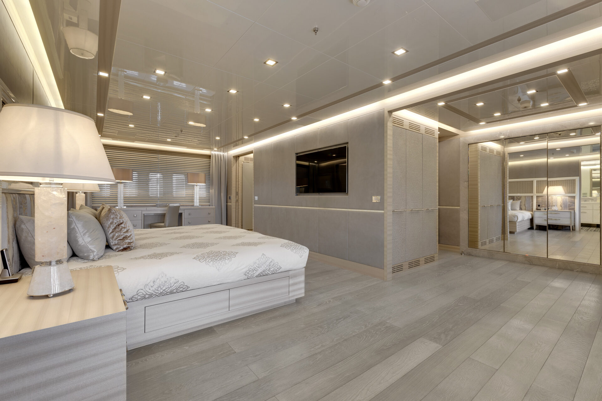 Camera da letto lussuosa su yacht Mangusta.