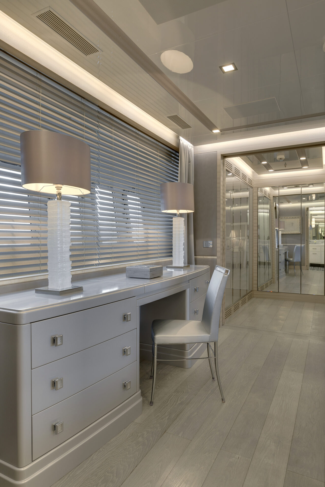 Interni eleganti cabina Mangusta Yachts con specchi.