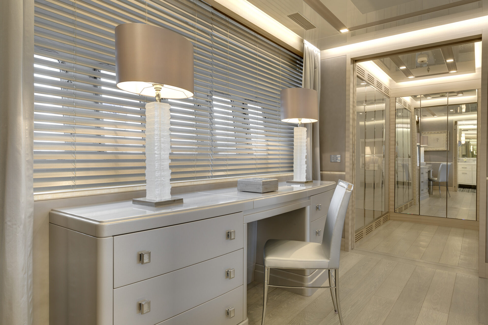 Interni eleganti di Mangusta Yachts con lampade moderne.