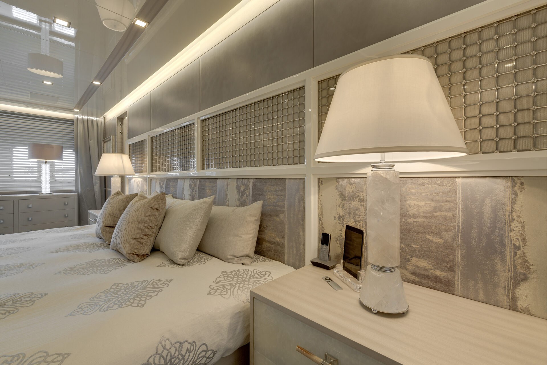 Camera da letto di lusso su Mangusta Yachts.