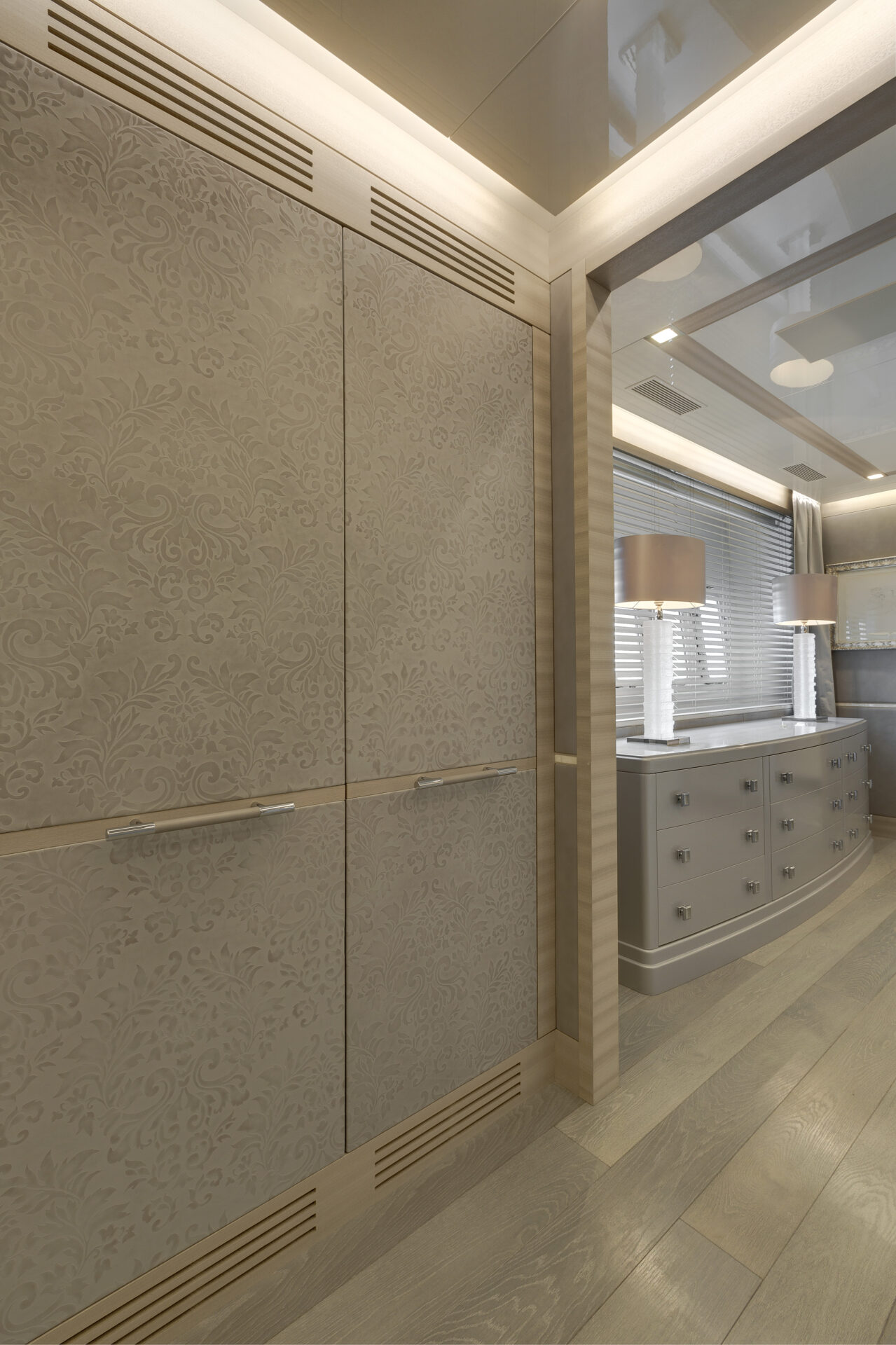 Interni eleganti di uno yacht Mangusta