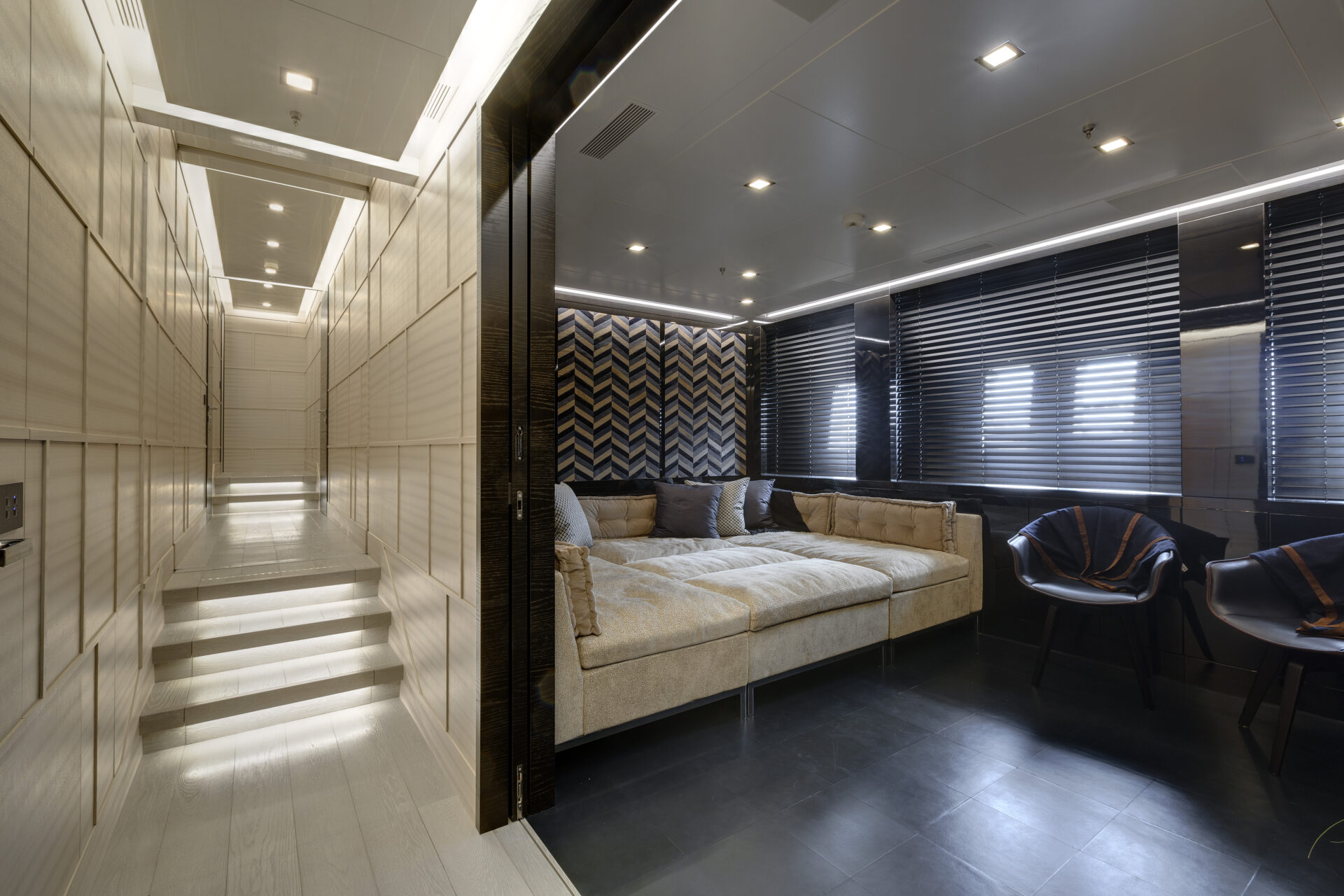 Interno elegante di uno yacht Mangusta con divano.