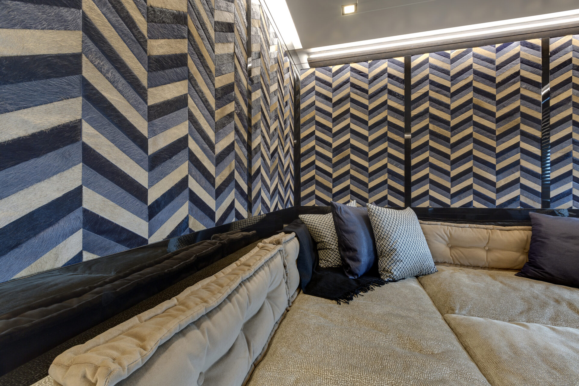 Interni eleganti Mangusta Yachts con decorazioni moderne.