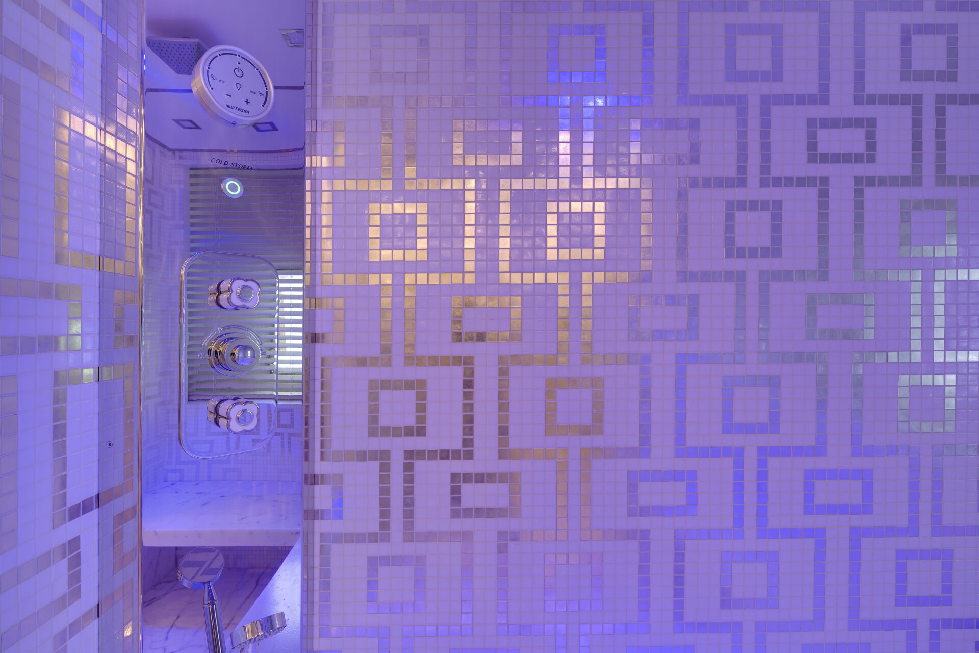 Doccia mosaico con illuminazione blu bordo piscina