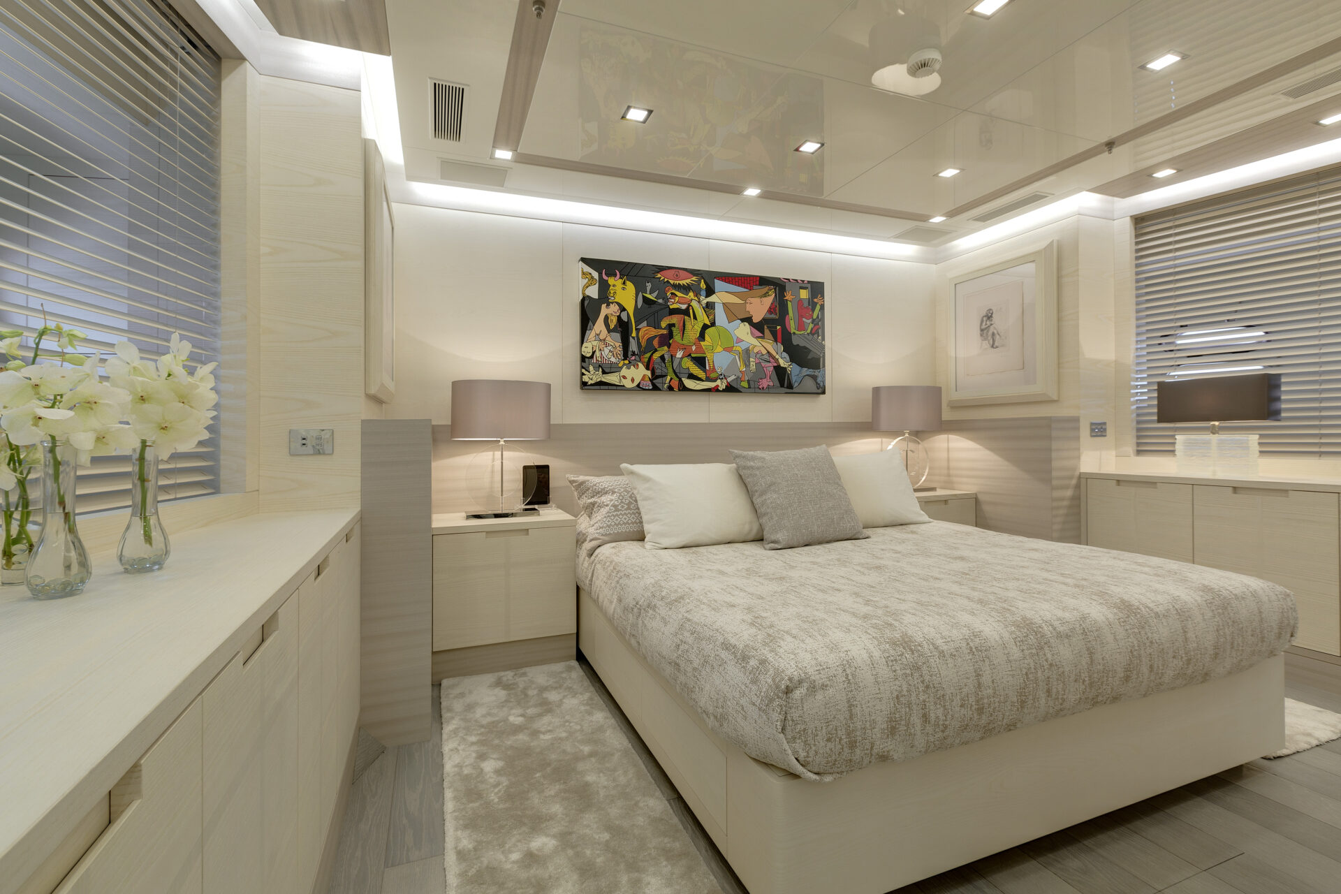 Camera da letto lussuosa su yacht Mangusta.