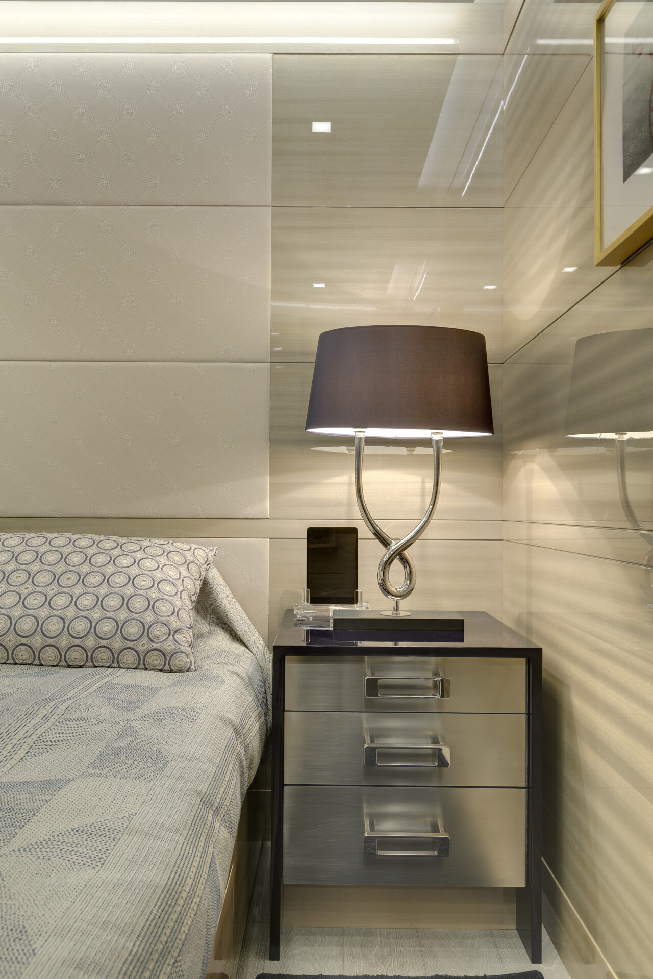 Interno cabina letto Mangusta Yachts elegante e moderno.