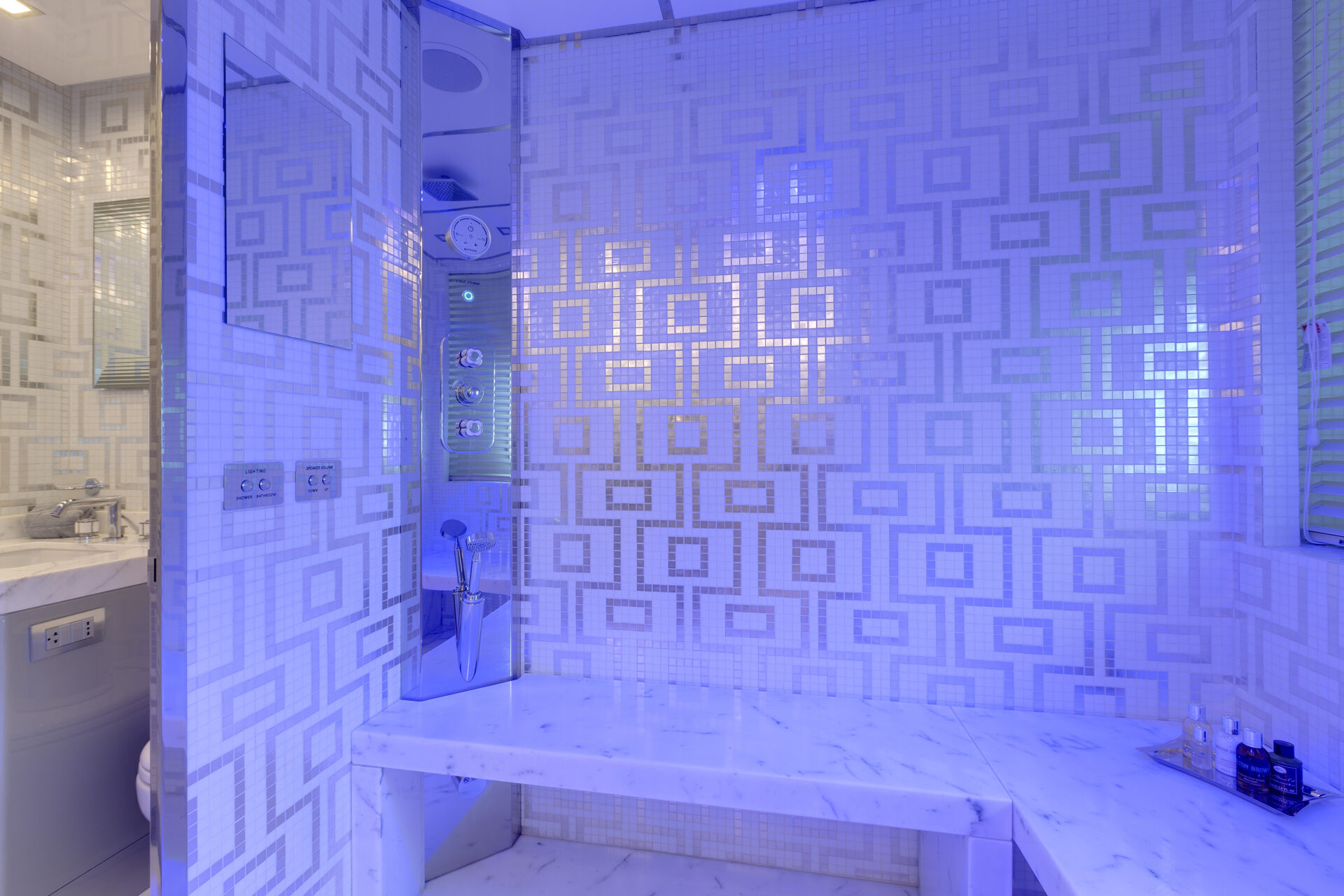 Bagno moderno con illuminazione blu elegante.