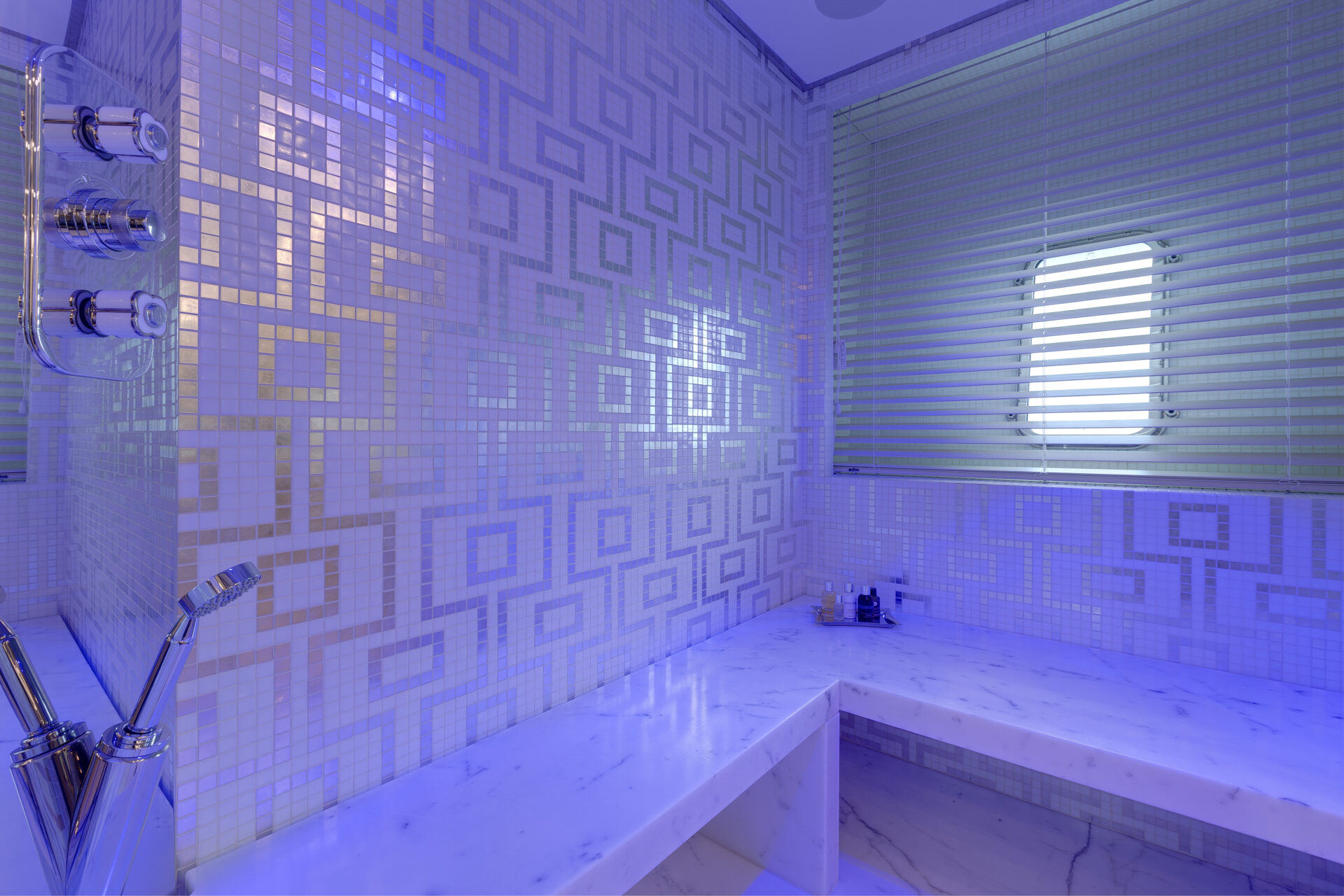 Bagno di lusso Mangusta Yachts con decorazioni moderne.