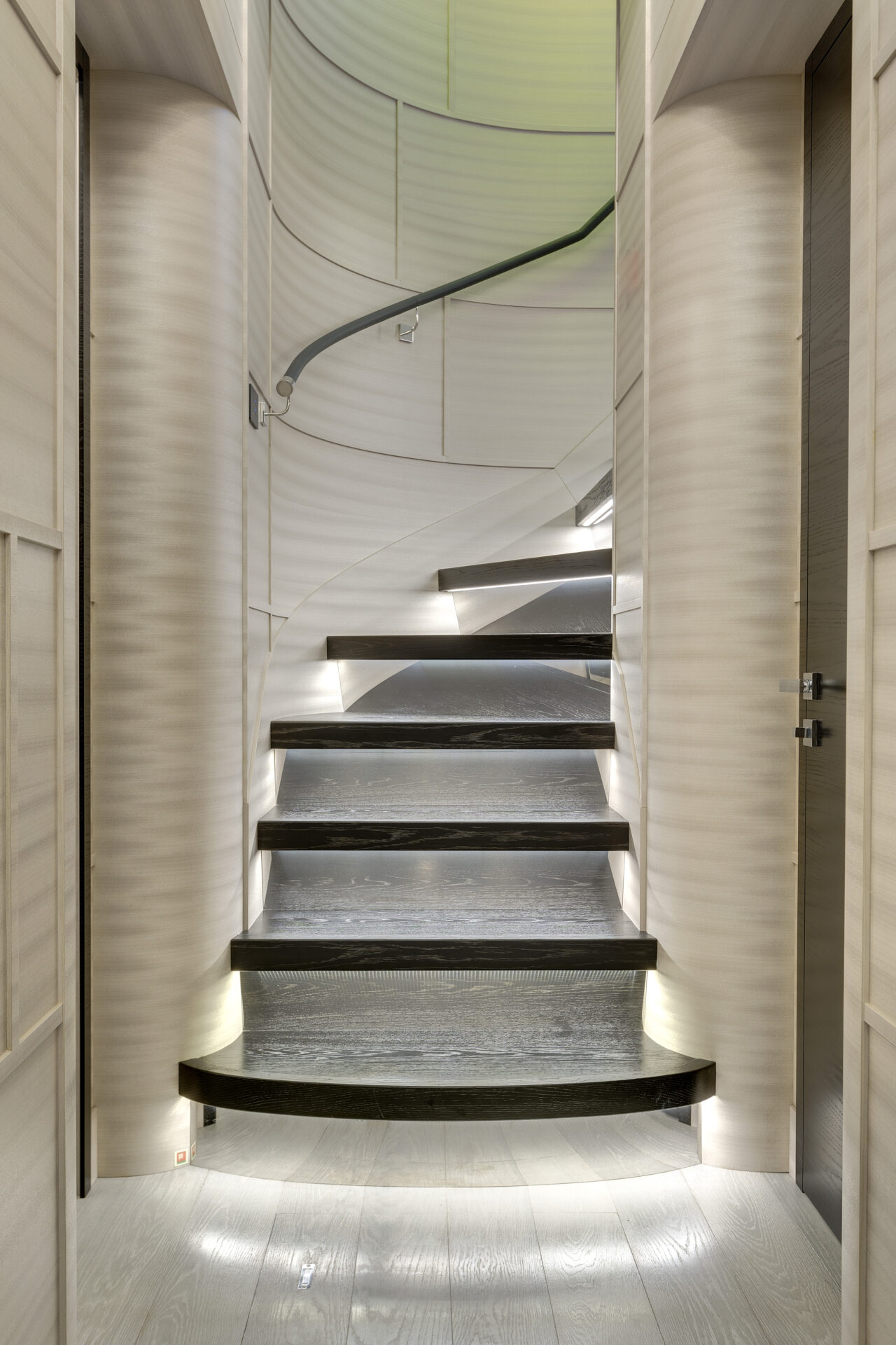 Scala moderna su yacht Mangusta Yachts