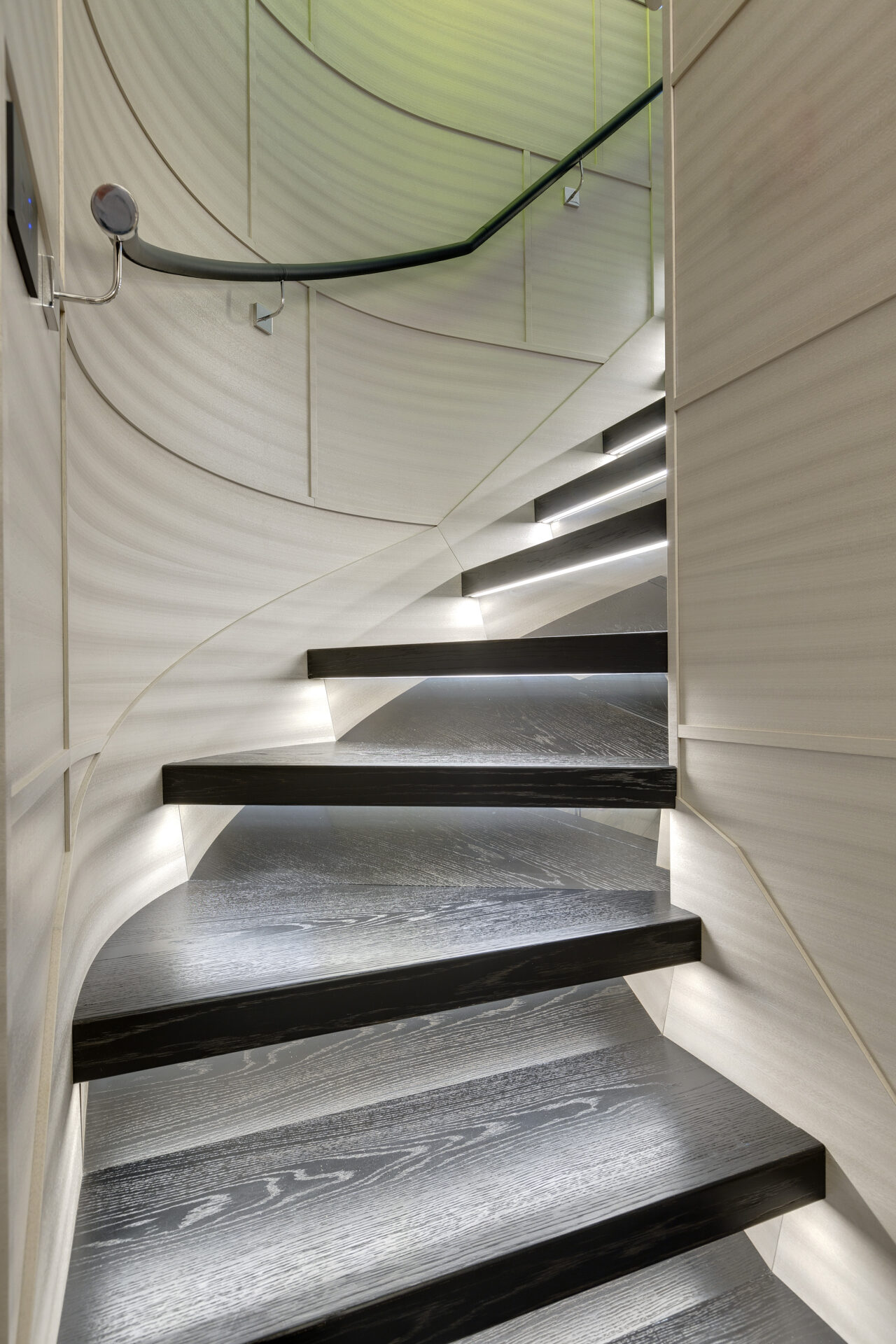 Scala elegante in legno su yacht Mangusta.