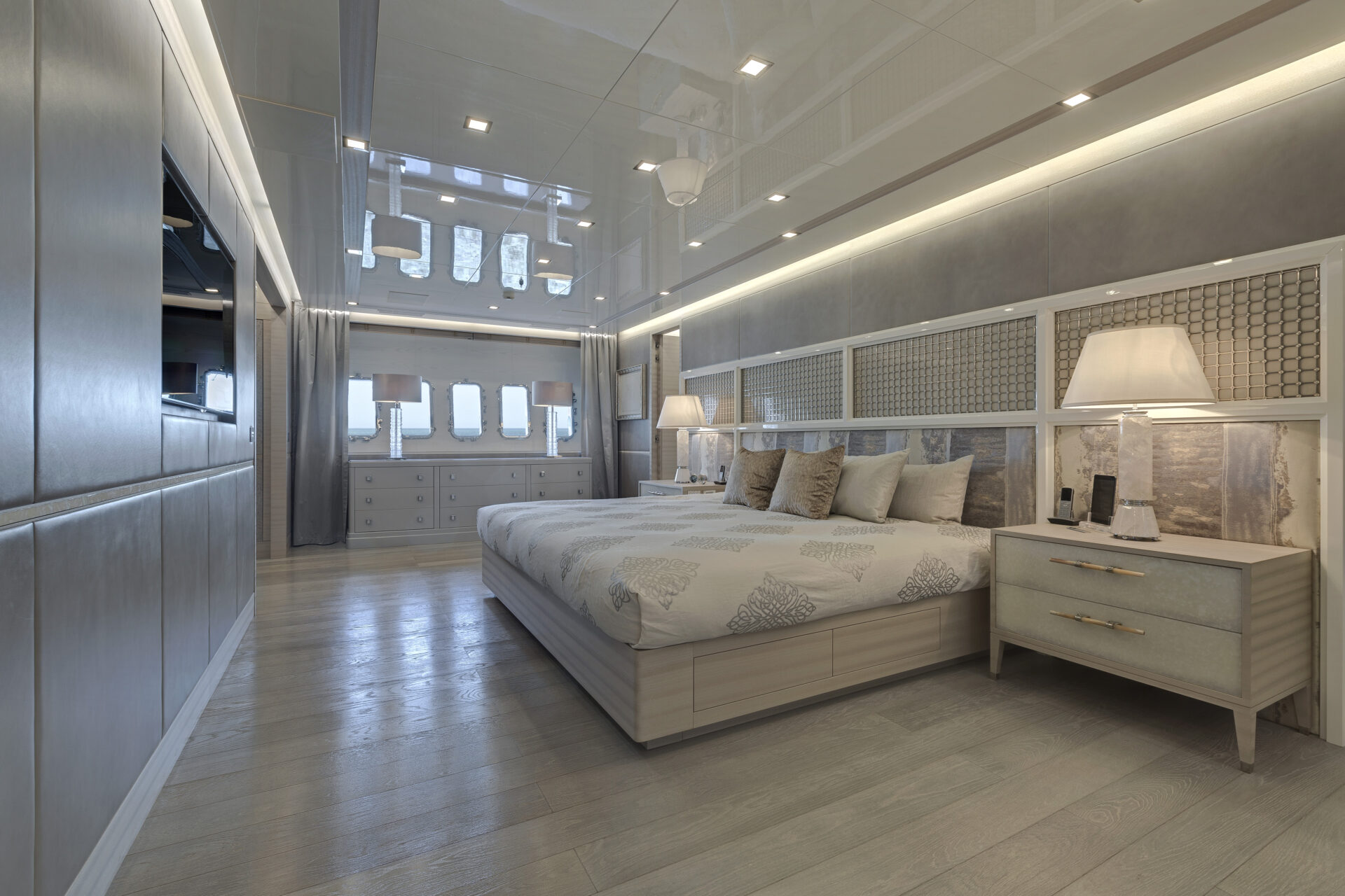 Cabina lussuosa di Mangusta Yachts con letto king size.