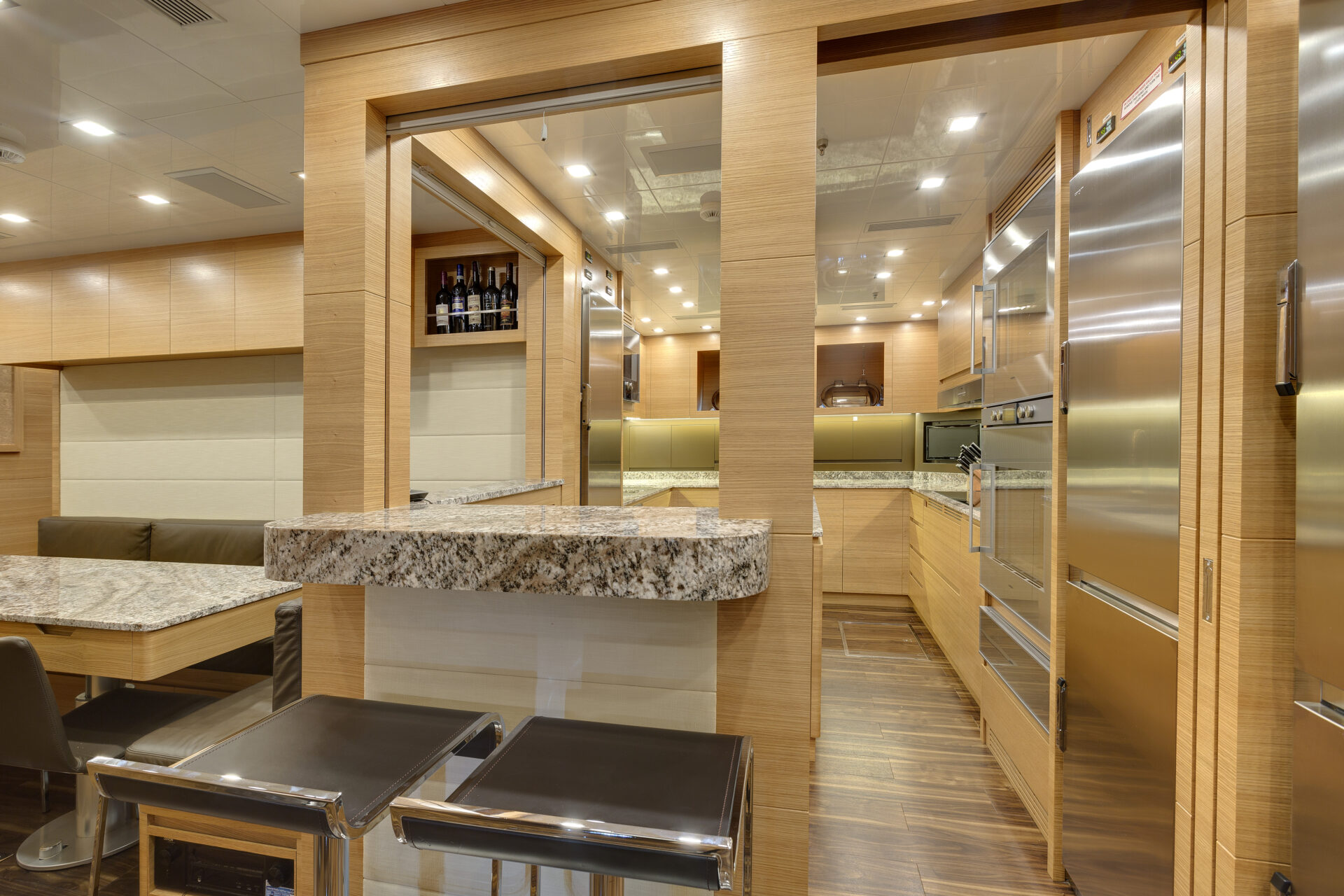 Cucina moderna di lusso su yacht Mangusta